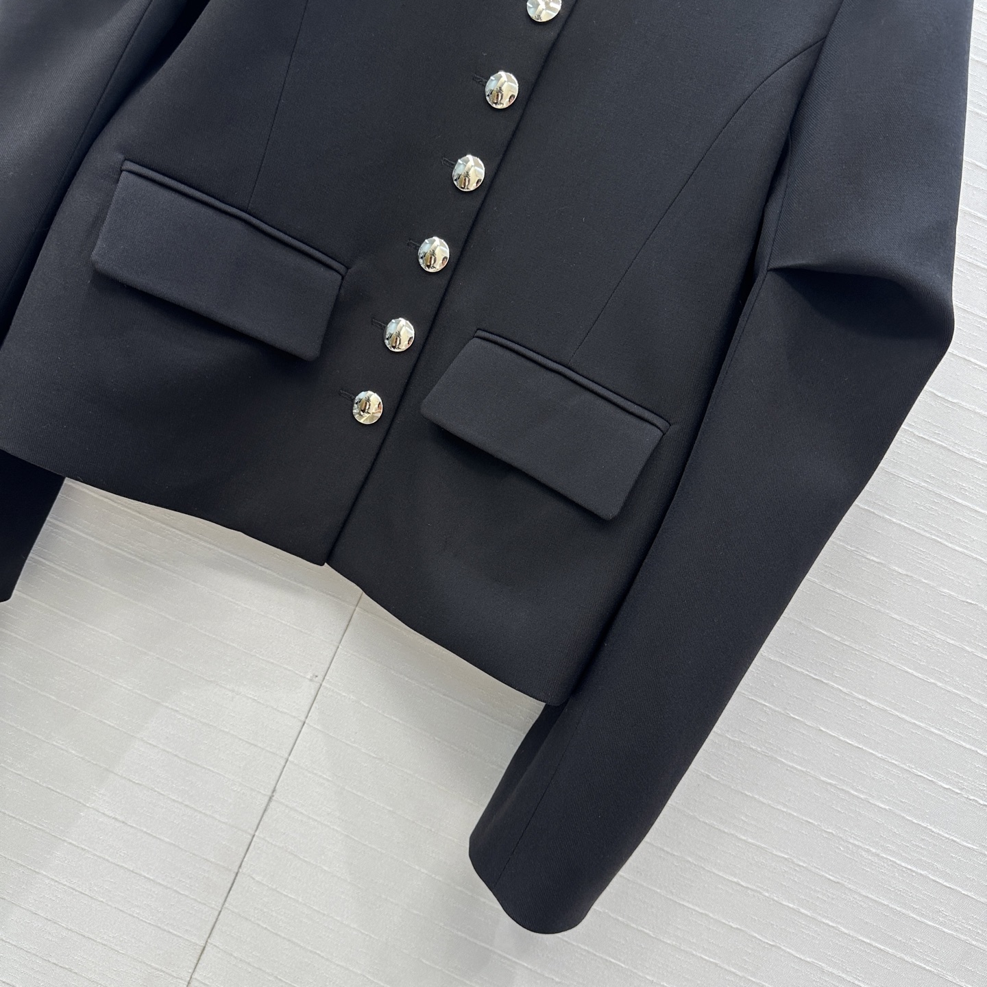 独家首发！Khai*25秋冬新品Jennie同款 银扣褶袖夹克外套，金属排扣点缀甜酷高级感，极简又不失细