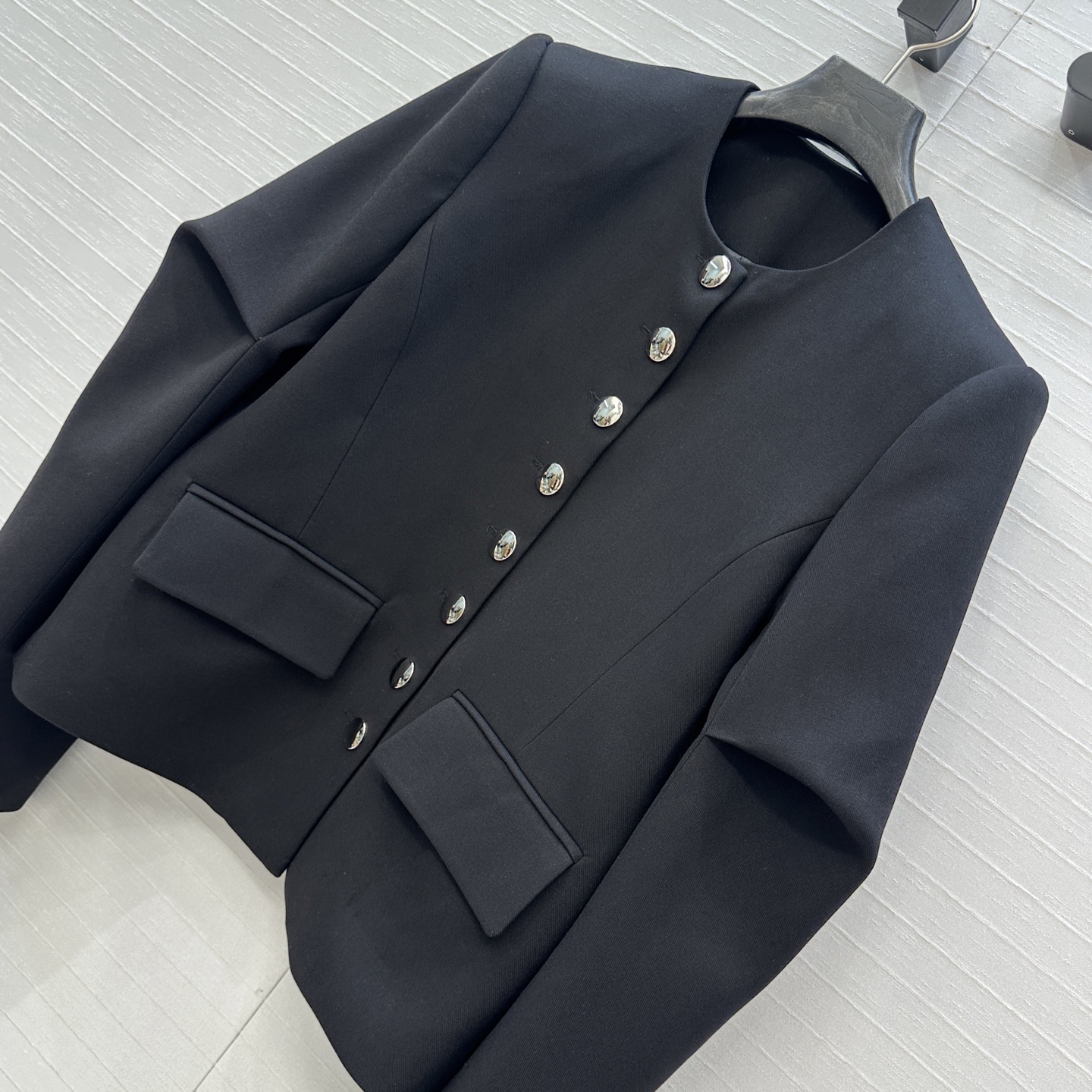 独家首发！Khai*25秋冬新品Jennie同款 银扣褶袖夹克外套，金属排扣点缀甜酷高级感，极简又不失细