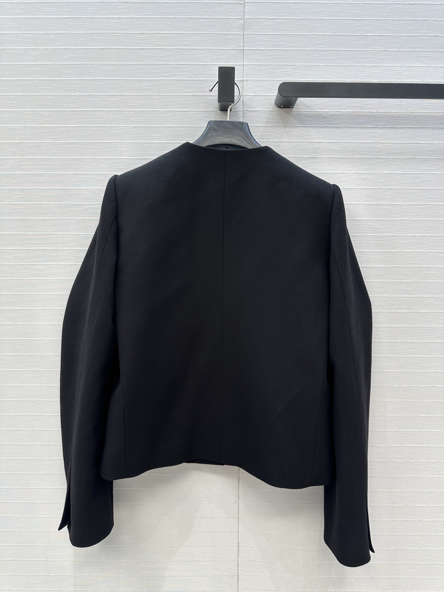 独家首发！Khai*25秋冬新品Jennie同款 银扣褶袖夹克外套，金属排扣点缀甜酷高级感，极简又不失细