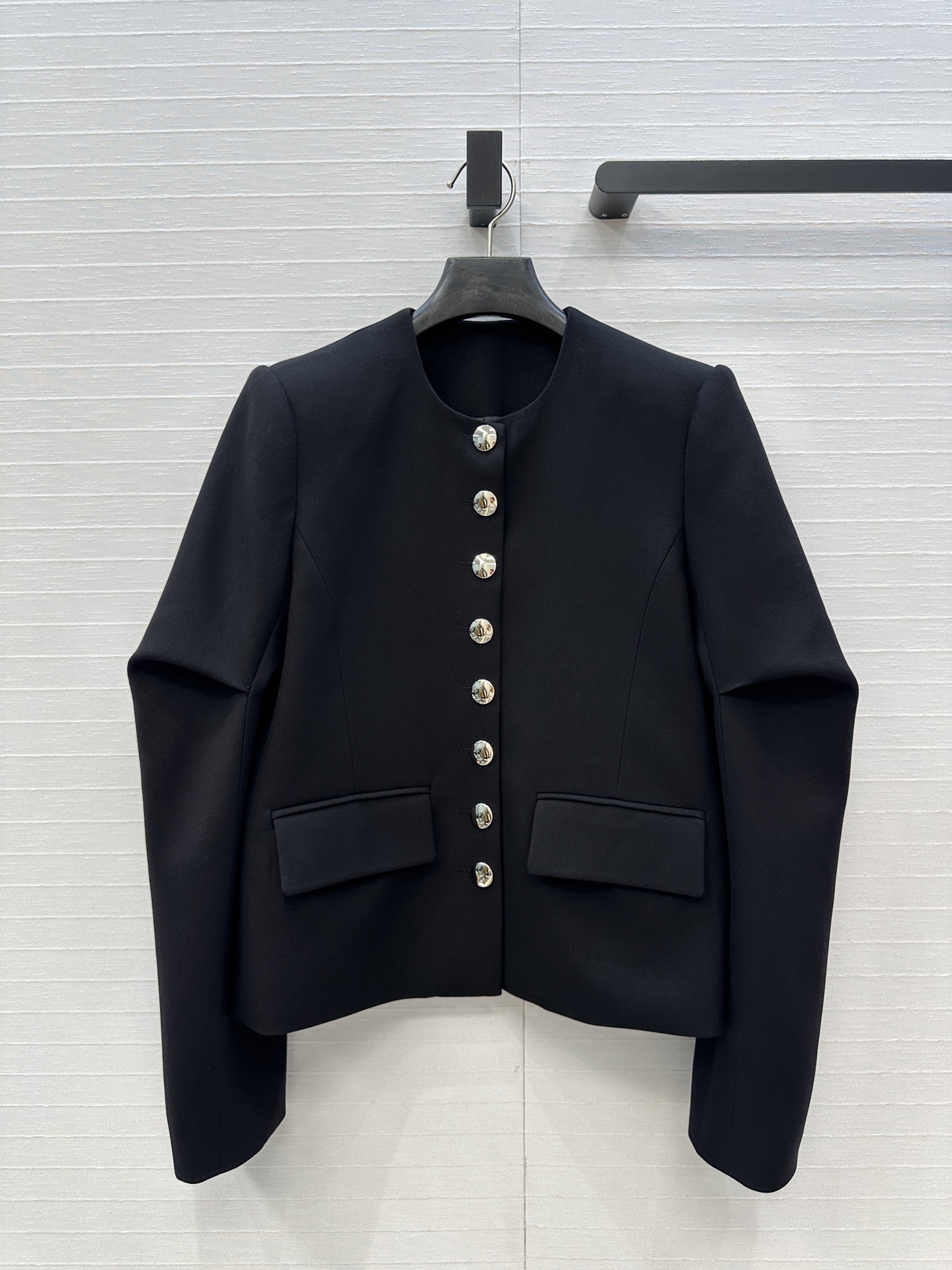 独家首发！Khai*25秋冬新品Jennie同款 银扣褶袖夹克外套，金属排扣点缀甜酷高级感，极简又不失细