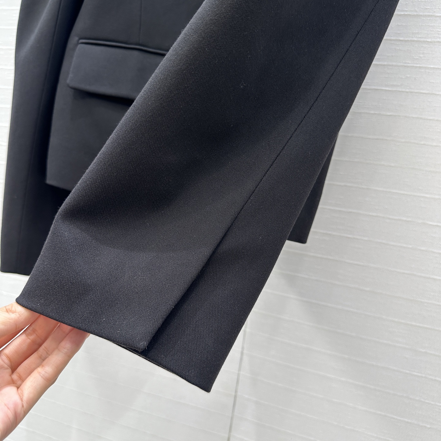 独家首发！Khai*25秋冬新品Jennie同款 银扣褶袖夹克外套，金属排扣点缀甜酷高级感，极简又不失细