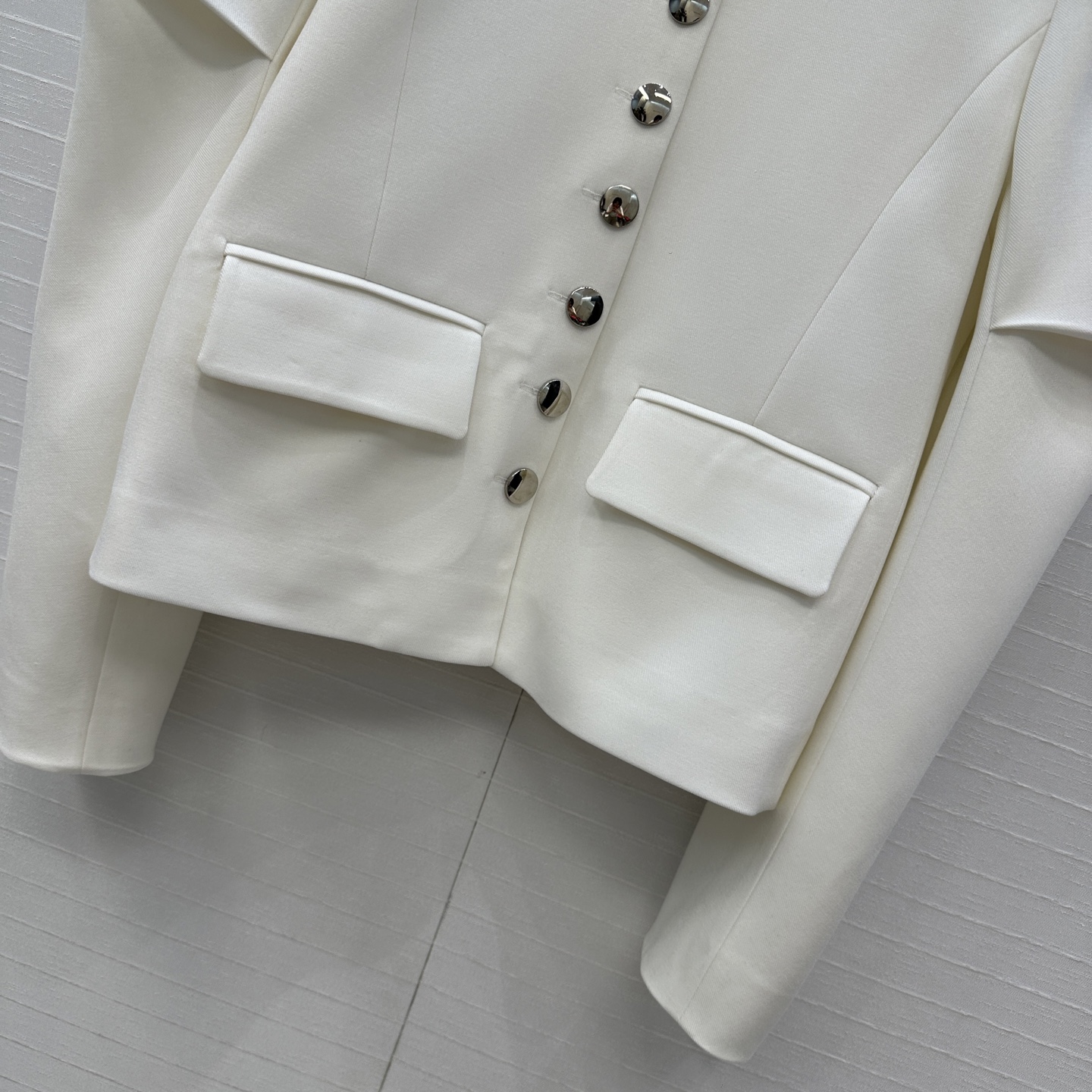 独家首发！Khai*25秋冬新品Jennie同款 银扣褶袖夹克外套，金属排扣点缀甜酷高级感，极简又不失细