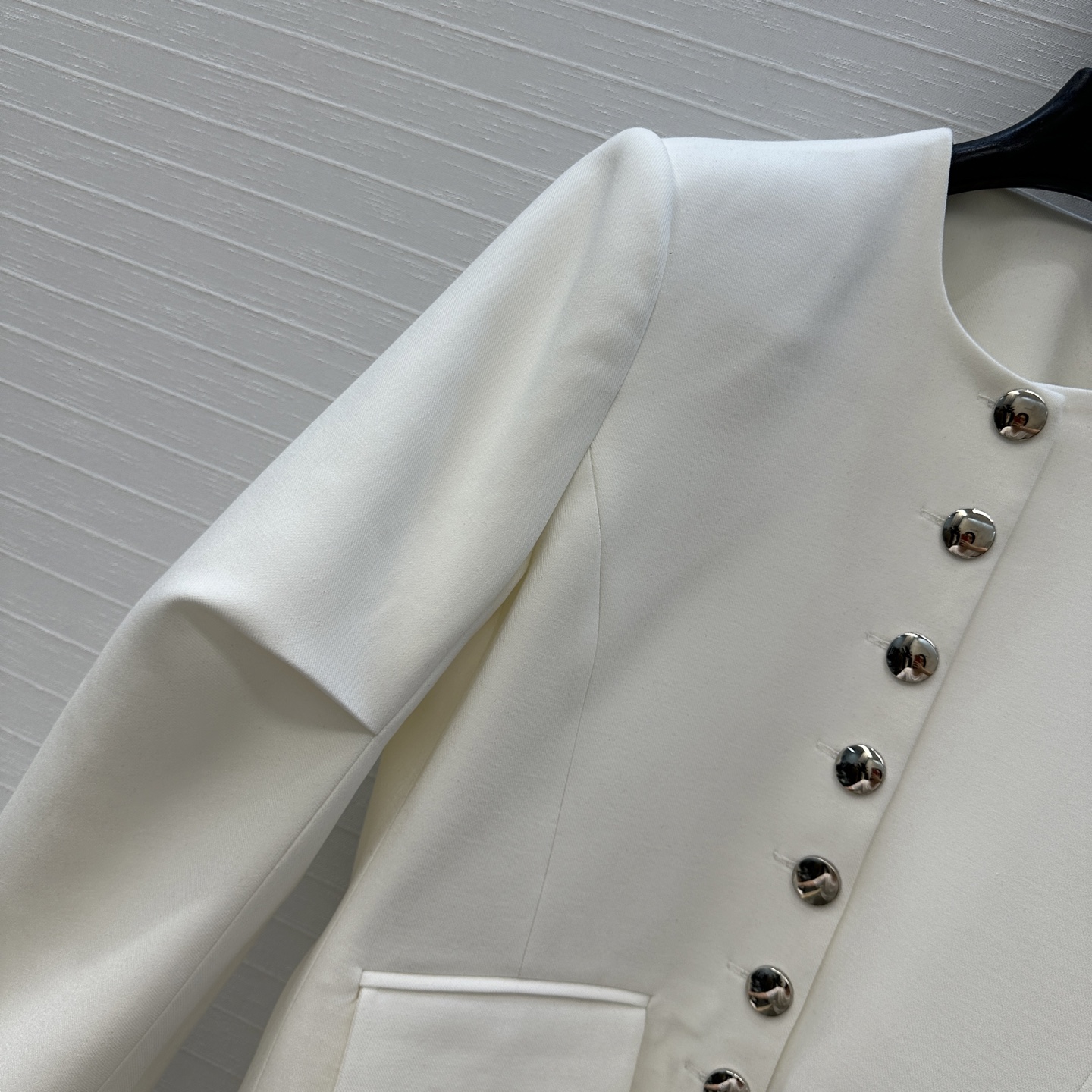 独家首发！Khai*25秋冬新品Jennie同款 银扣褶袖夹克外套，金属排扣点缀甜酷高级感，极简又不失细