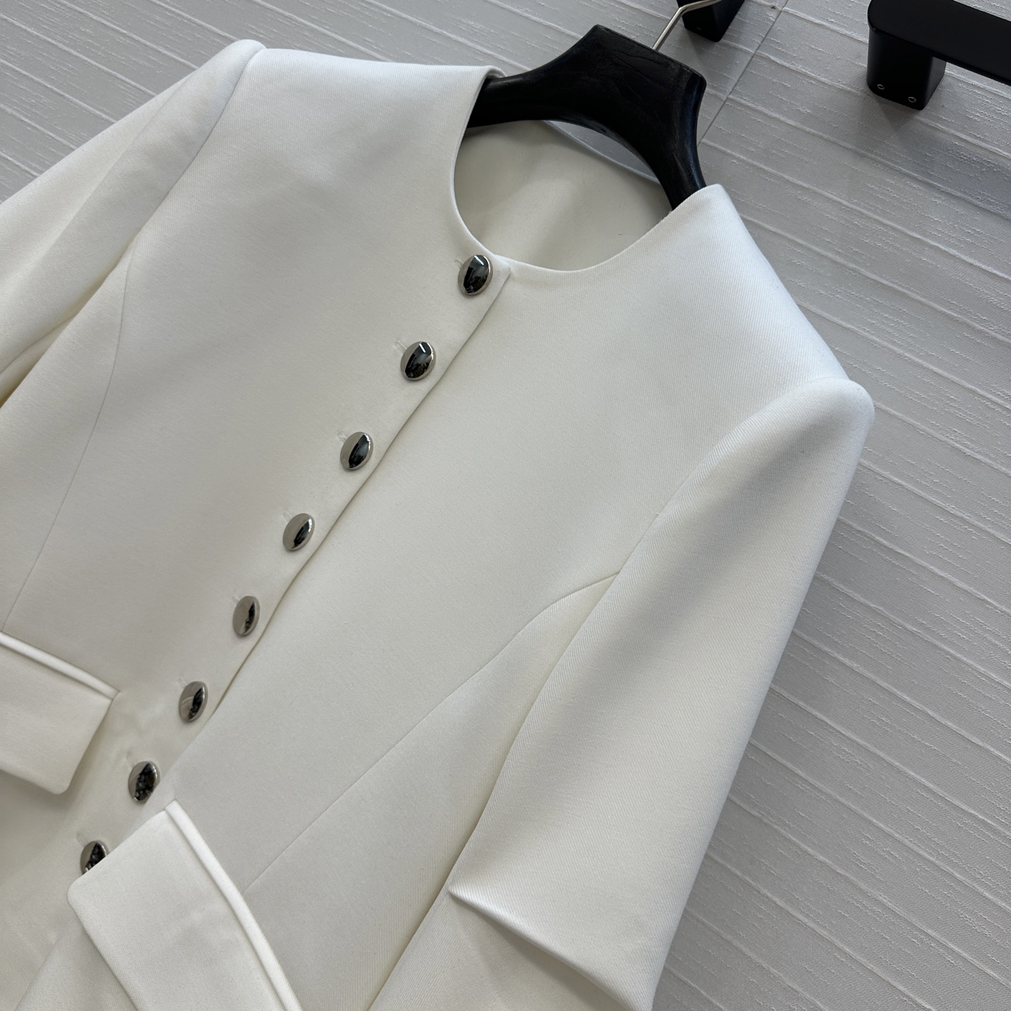 独家首发！Khai*25秋冬新品Jennie同款 银扣褶袖夹克外套，金属排扣点缀甜酷高级感，极简又不失细