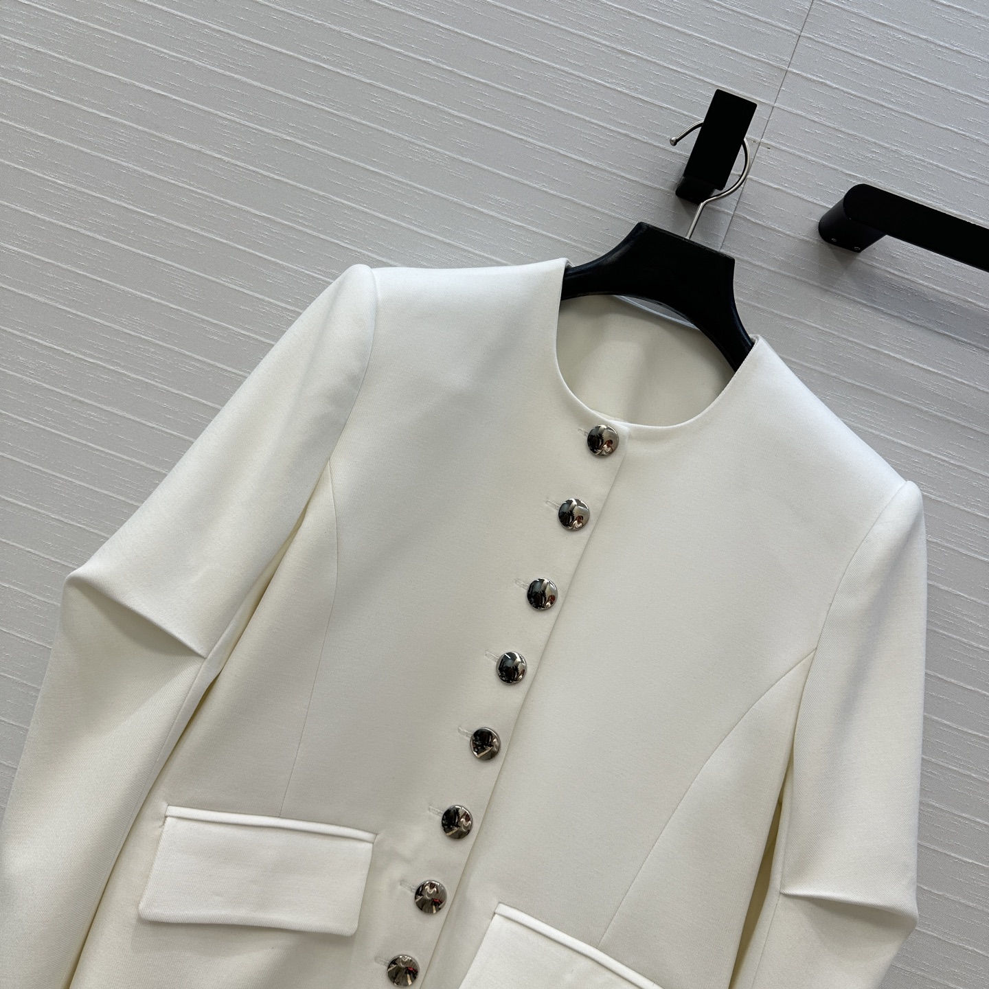 独家首发！Khai*25秋冬新品Jennie同款 银扣褶袖夹克外套，金属排扣点缀甜酷高级感，极简又不失细