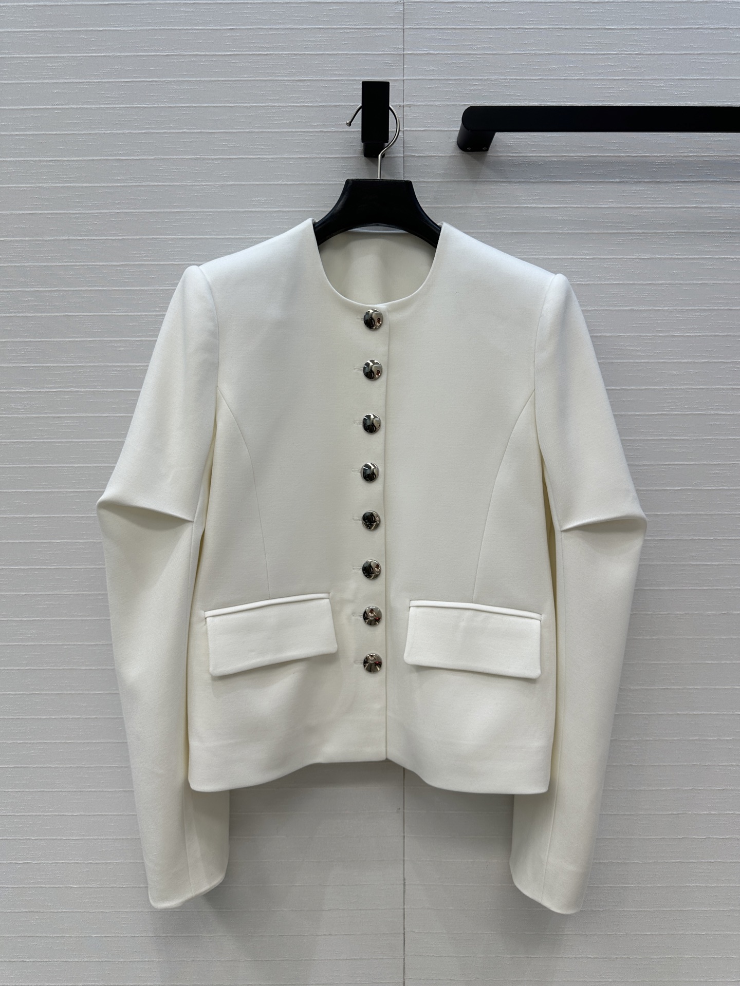 独家首发！Khai*25秋冬新品Jennie同款 银扣褶袖夹克外套，金属排扣点缀甜酷高级感，极简又不失细