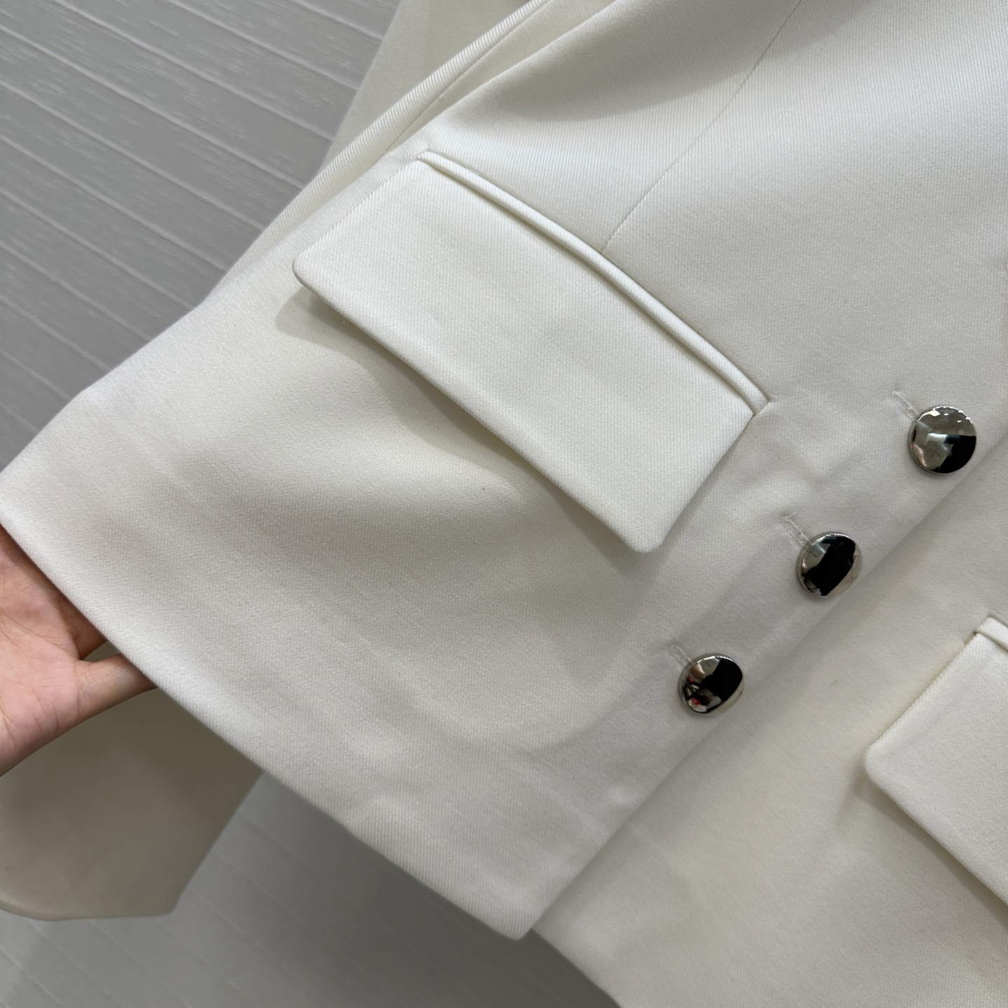 独家首发！Khai*25秋冬新品Jennie同款 银扣褶袖夹克外套，金属排扣点缀甜酷高级感，极简又不失细