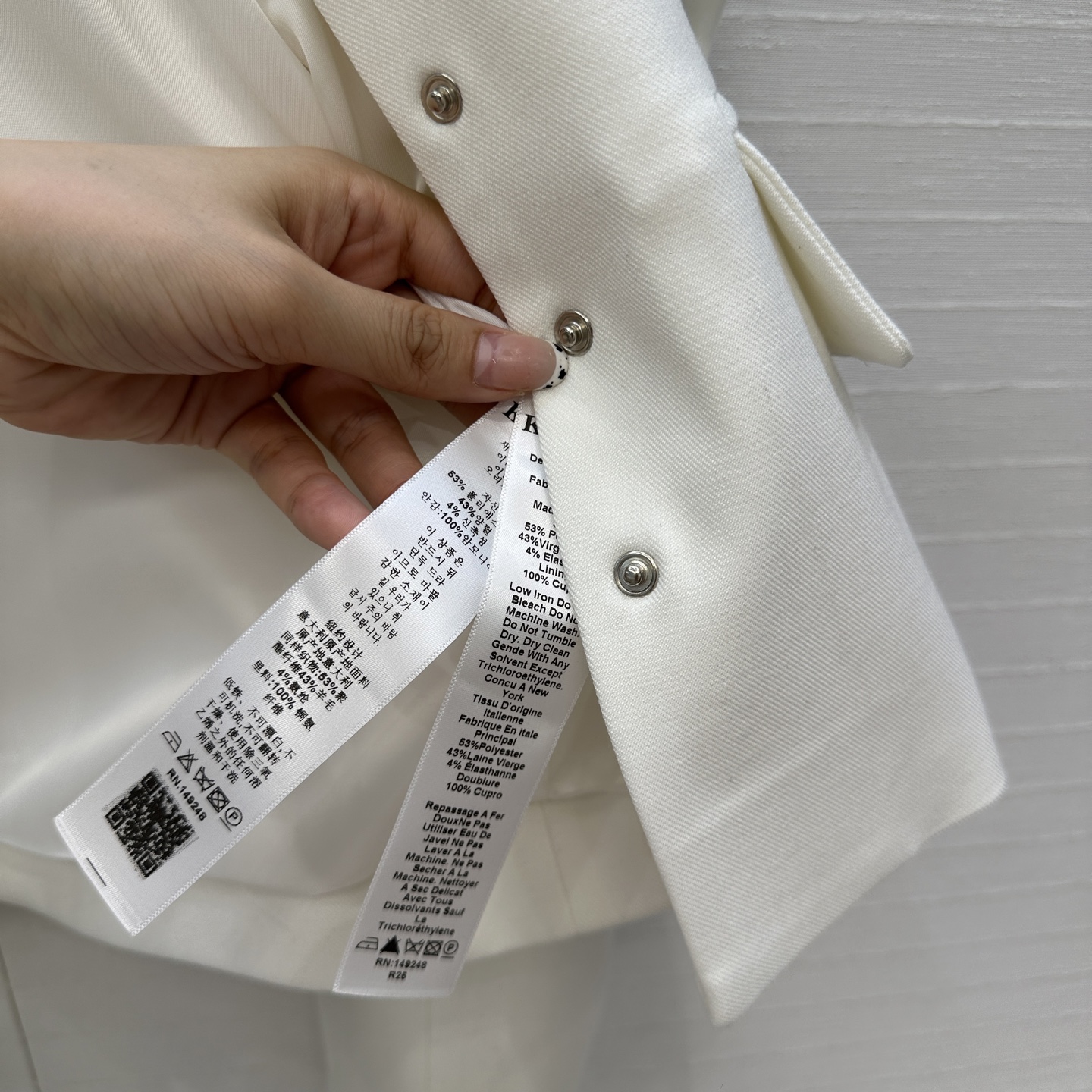 独家首发！Khai*25秋冬新品Jennie同款 银扣褶袖夹克外套，金属排扣点缀甜酷高级感，极简又不失细