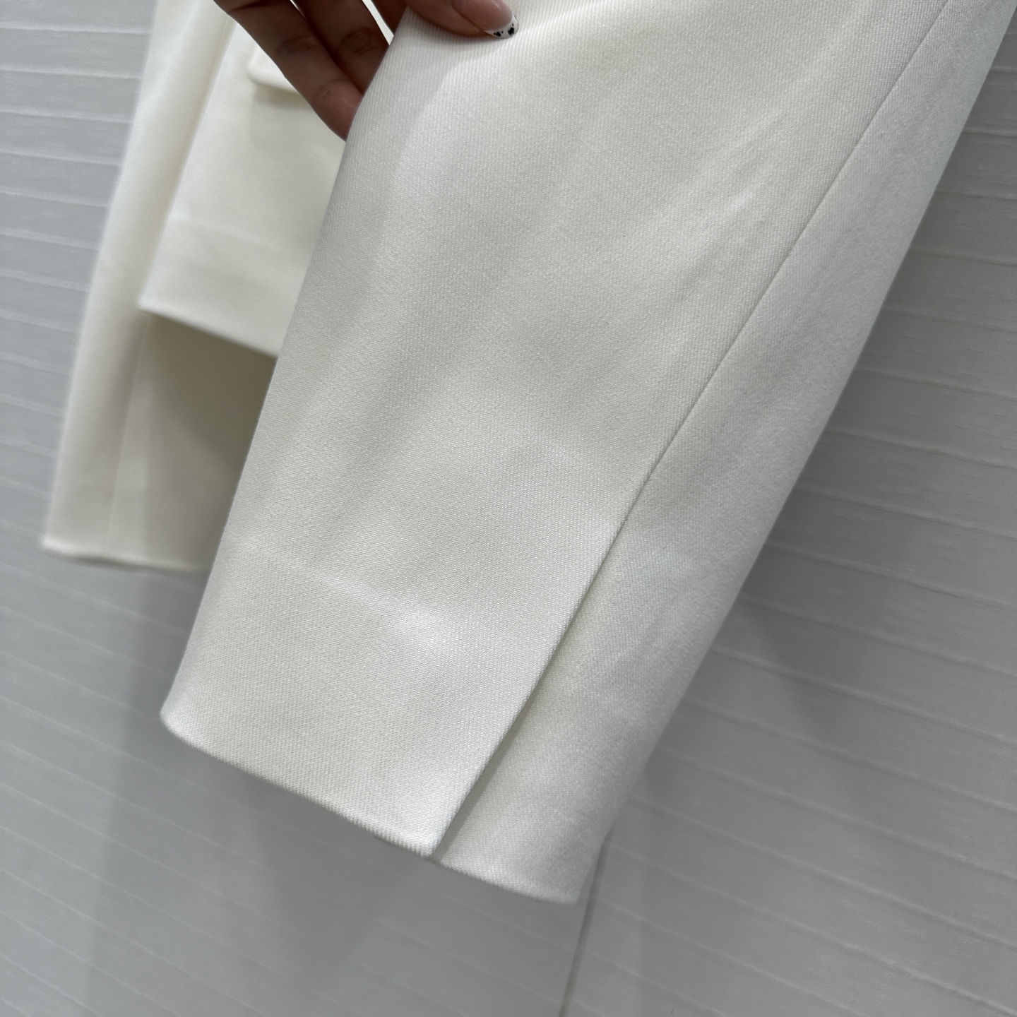 独家首发！Khai*25秋冬新品Jennie同款 银扣褶袖夹克外套，金属排扣点缀甜酷高级感，极简又不失细