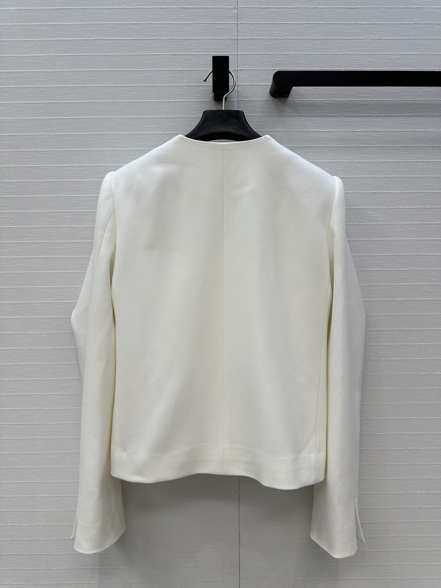 独家首发！Khai*25秋冬新品Jennie同款 银扣褶袖夹克外套，金属排扣点缀甜酷高级感，极简又不失细