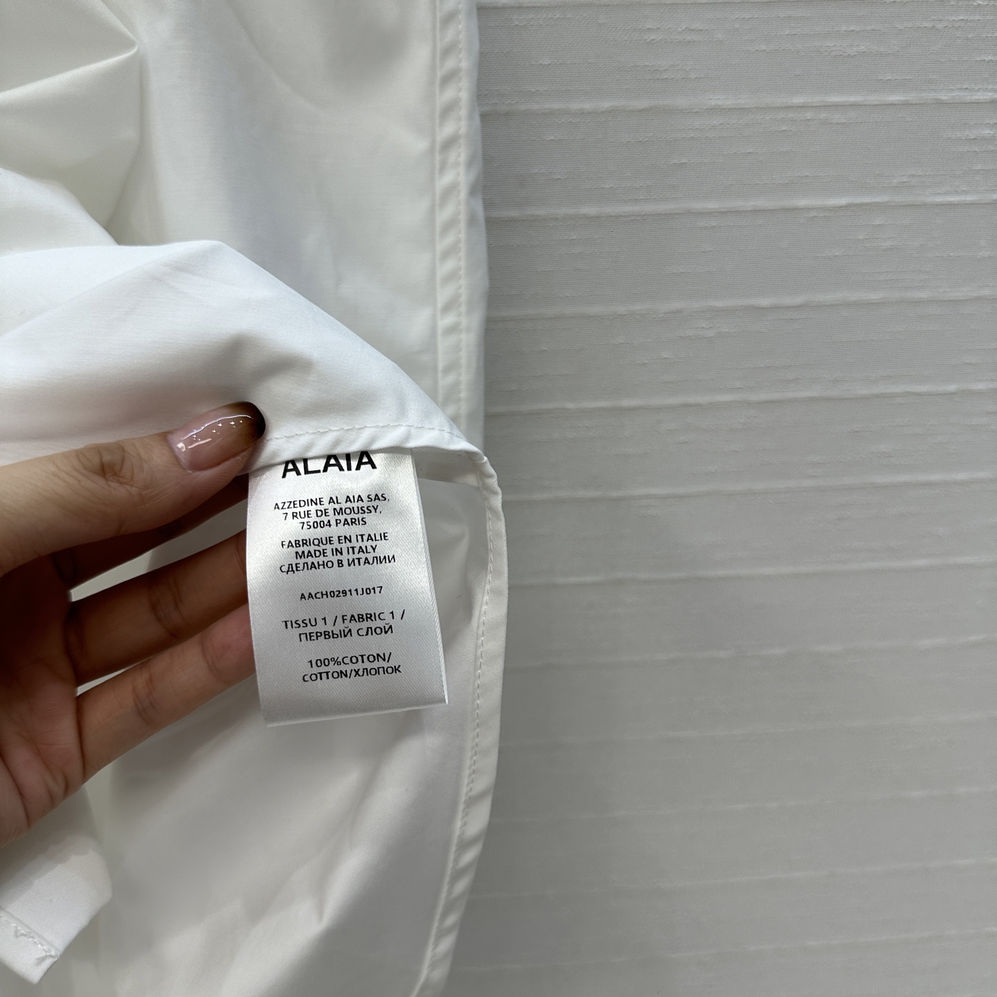 独家首发❤️Alai*新品泡泡肩立领衬衫，简奢宫廷风气质上身美到没朋友！弧形下摆设计短款版型打造建筑美学