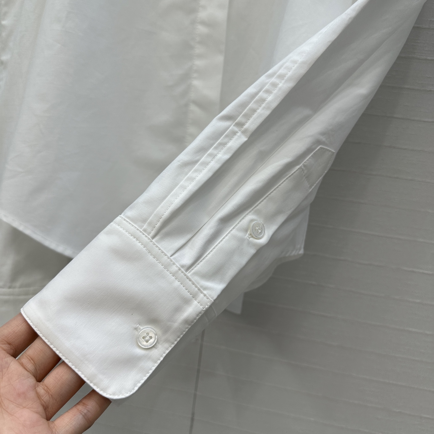 独家首发❤️Alai*新品泡泡肩立领衬衫，简奢宫廷风气质上身美到没朋友！弧形下摆设计短款版型打造建筑美学