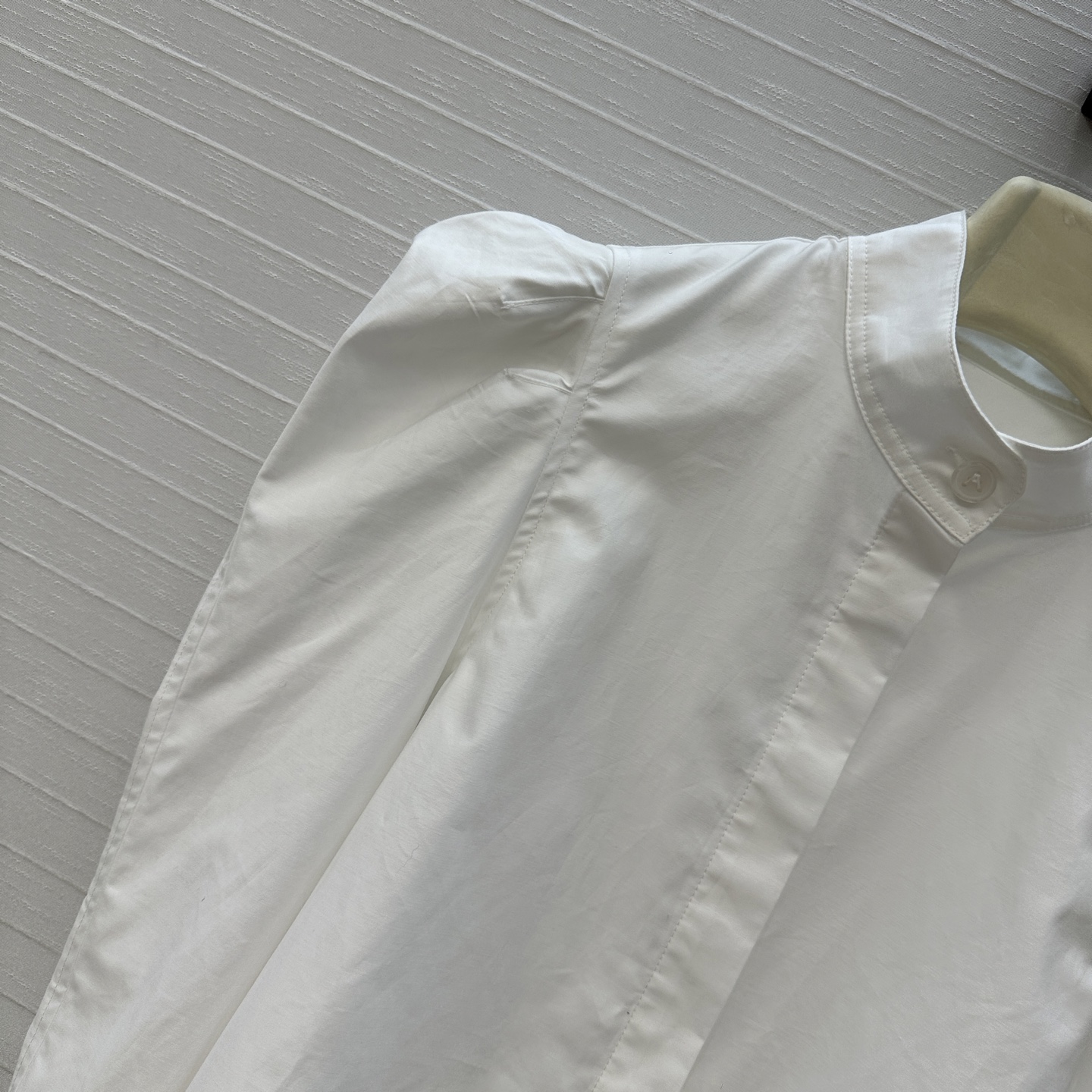 独家首发❤️Alai*新品泡泡肩立领衬衫，简奢宫廷风气质上身美到没朋友！弧形下摆设计短款版型打造建筑美学