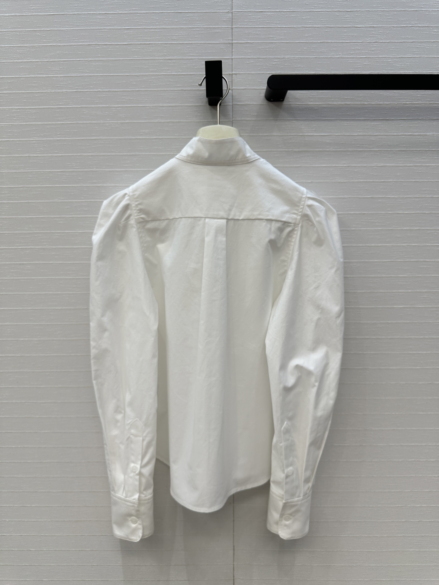 独家首发❤️Alai*新品泡泡肩立领衬衫，简奢宫廷风气质上身美到没朋友！弧形下摆设计短款版型打造建筑美学