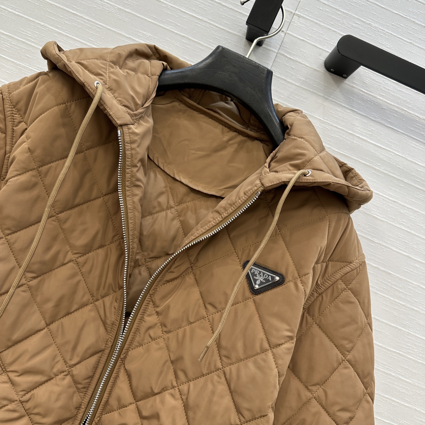 爆款推荐💕Pra*秋冬新品！间棉菱格棉服外套！进口再生尼龙面料！金属三角标低调又时髦！经典连帽棒球服版型