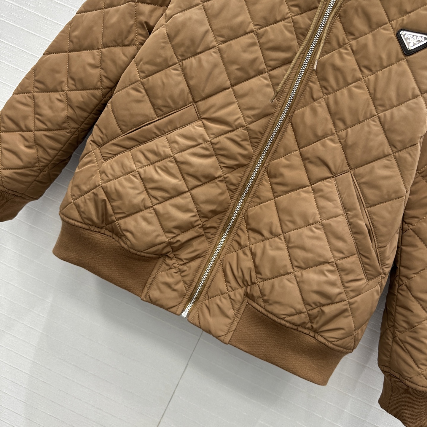 爆款推荐💕Pra*秋冬新品！间棉菱格棉服外套！进口再生尼龙面料！金属三角标低调又时髦！经典连帽棒球服版型