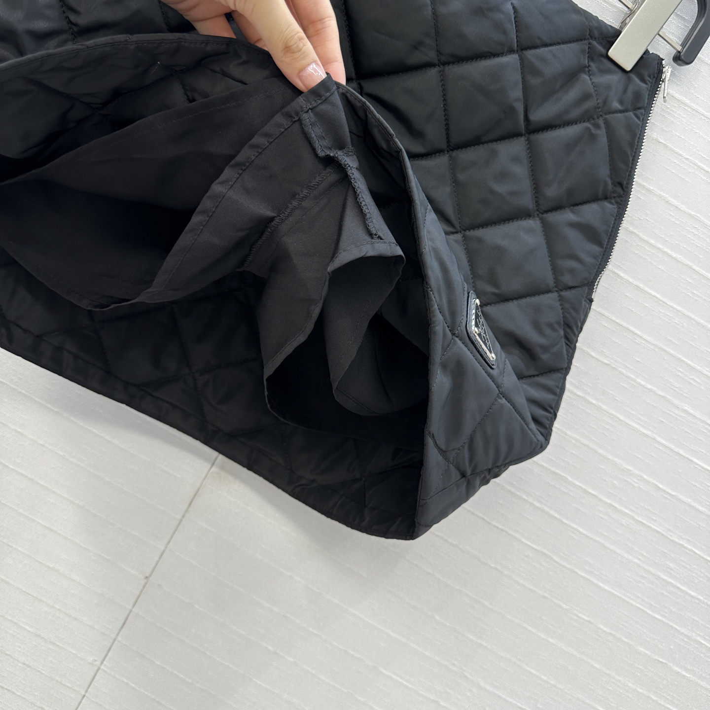 爆款推荐💕Pra*秋冬新品！间棉菱格短半裙！进口再生尼龙面料！金属三角标低调又时髦！经典小A版型剪裁百搭