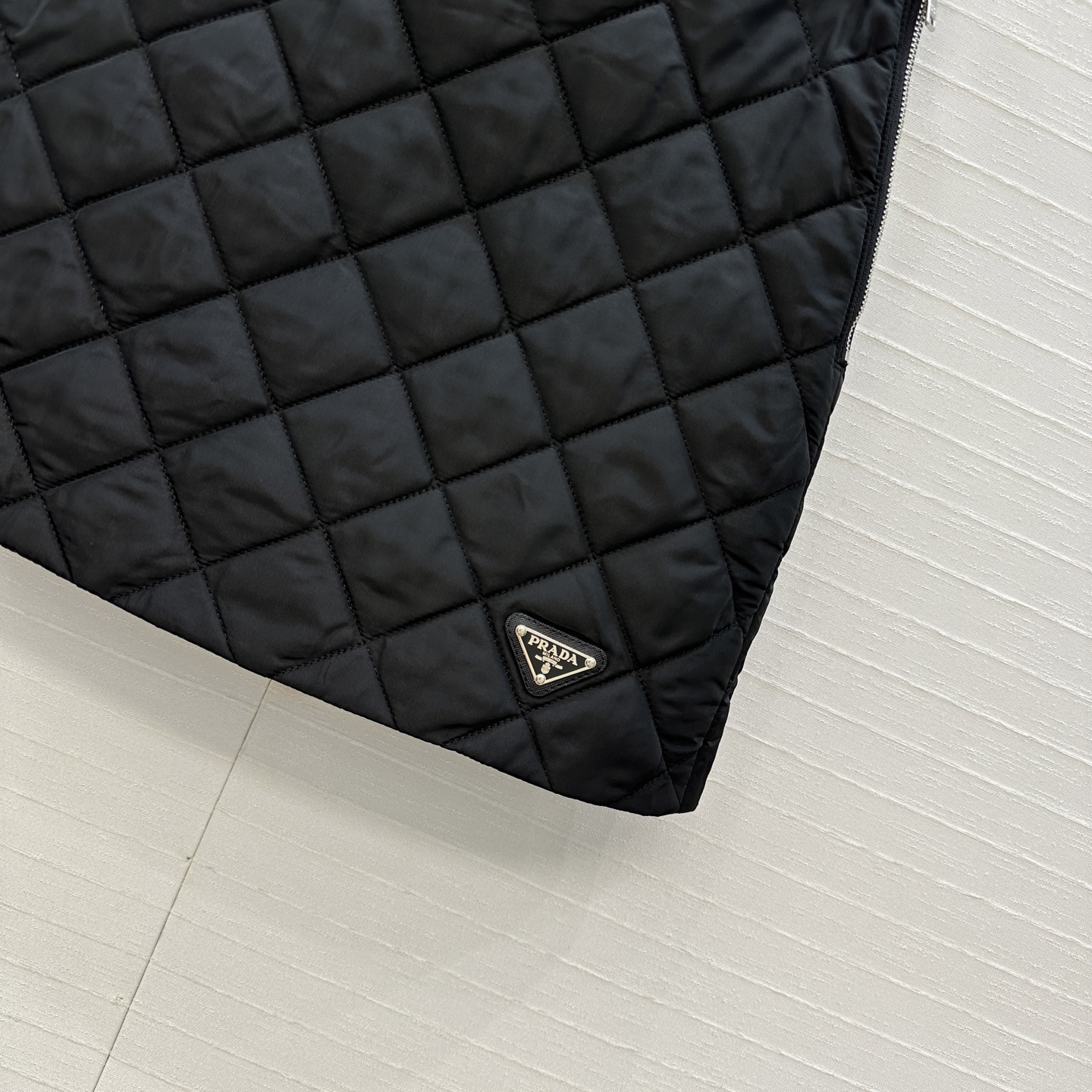 爆款推荐💕Pra*秋冬新品！间棉菱格短半裙！进口再生尼龙面料！金属三角标低调又时髦！经典小A版型剪裁百搭