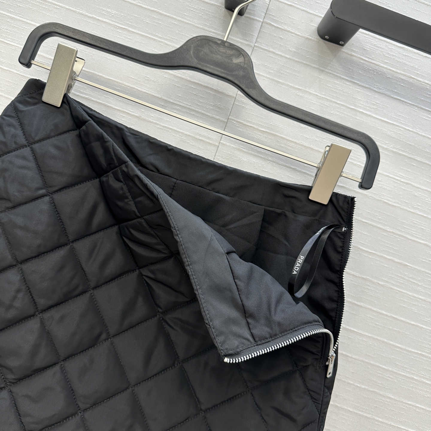 爆款推荐💕Pra*秋冬新品！间棉菱格短半裙！进口再生尼龙面料！金属三角标低调又时髦！经典小A版型剪裁百搭