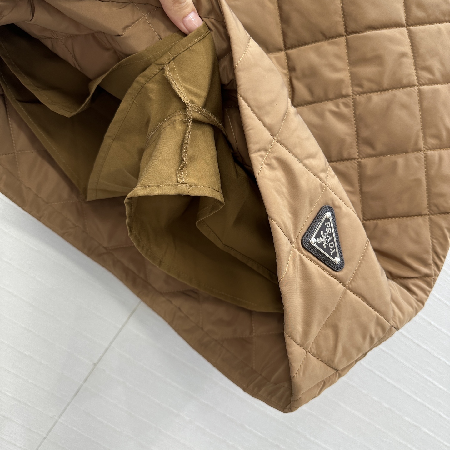 爆款推荐💕Pra*秋冬新品！间棉菱格短半裙！进口再生尼龙面料！金属三角标低调又时髦！经典小A版型剪裁百搭