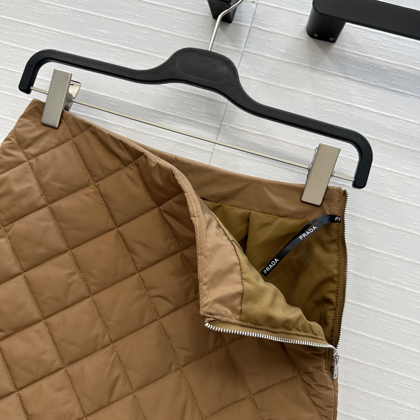 爆款推荐💕Pra*秋冬新品！间棉菱格短半裙！进口再生尼龙面料！金属三角标低调又时髦！经典小A版型剪裁百搭