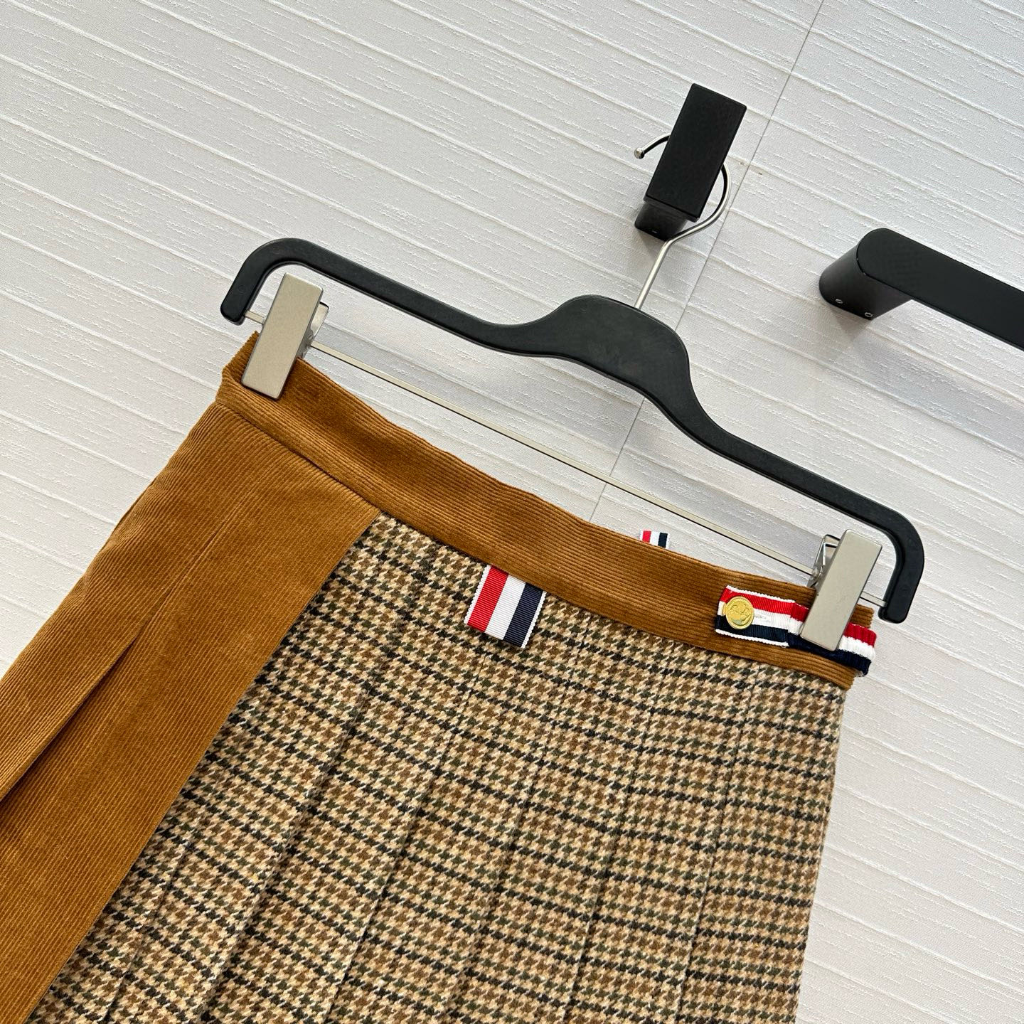 独家首发❤️ Tho* Brow*25秋冬新品！复古千鸟格纹拼接撞色百褶半裙，两种不同材质和花纹的拼接 