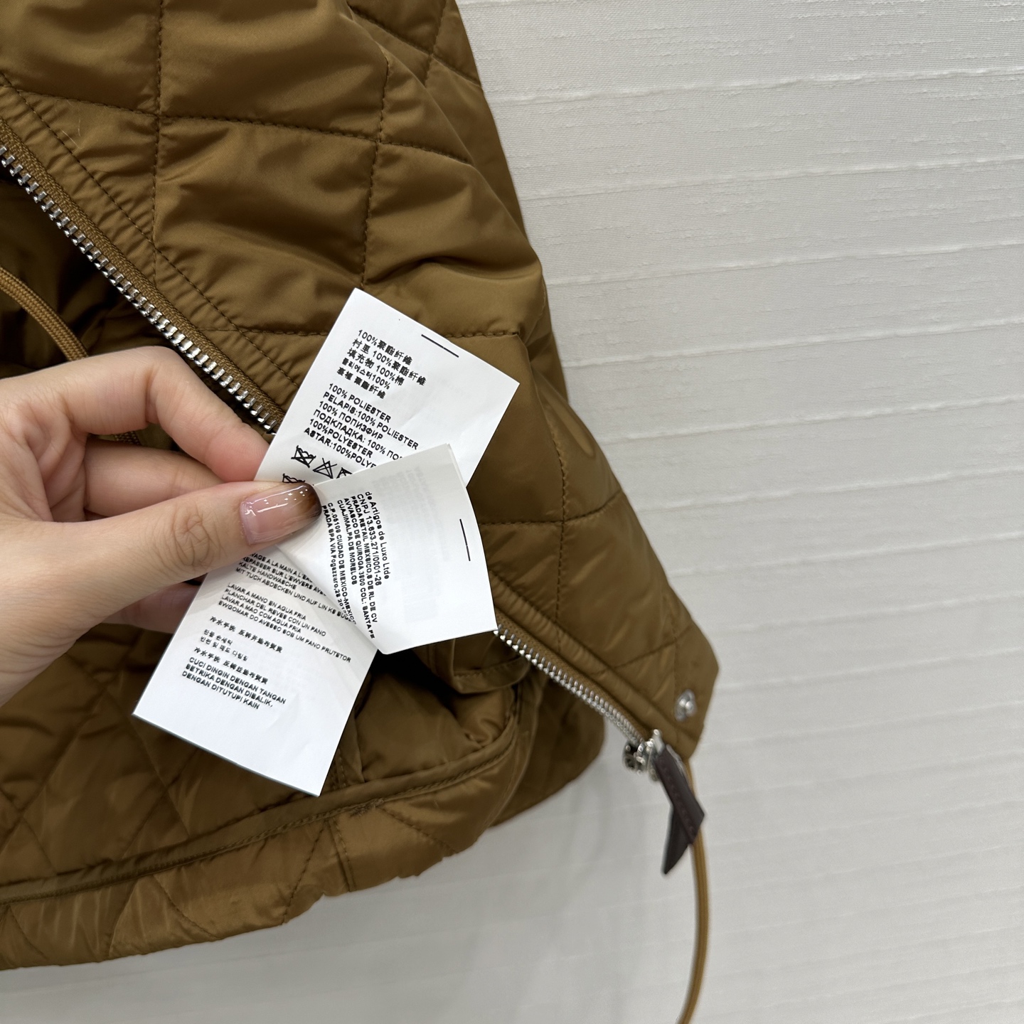 强烈推荐❤️Pr*新品菱形绗缝夹棉中长款外套，经典金属三角标低调又时髦！灯芯绒翻领拼接抽绳调节H版型演绎