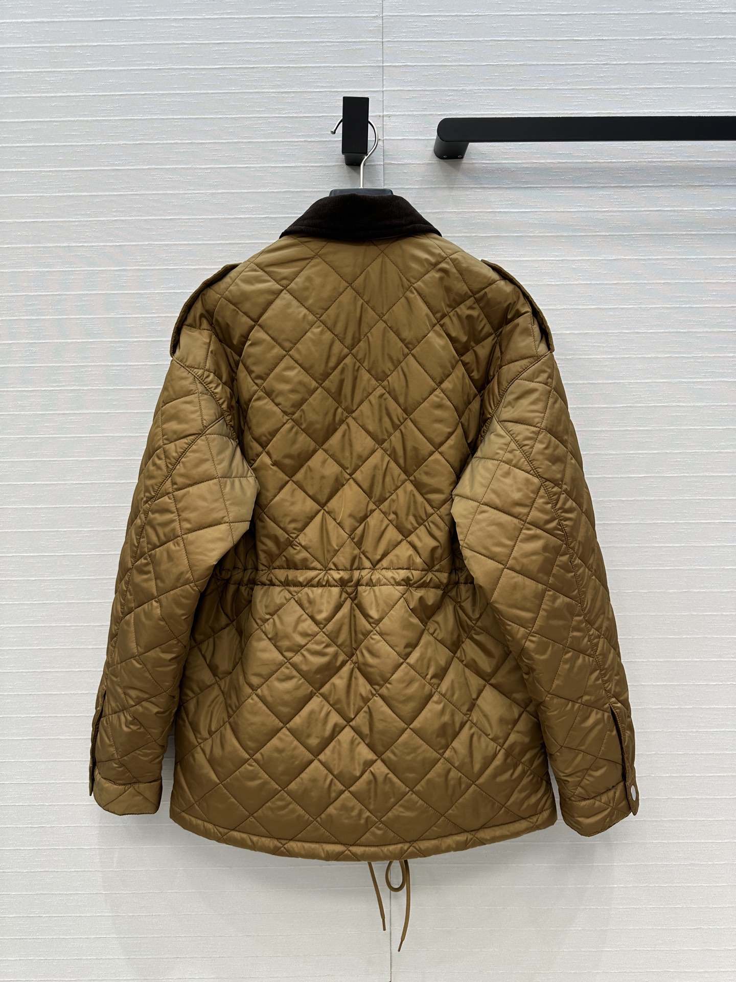 强烈推荐❤️Pr*新品菱形绗缝夹棉中长款外套，经典金属三角标低调又时髦！灯芯绒翻领拼接抽绳调节H版型演绎