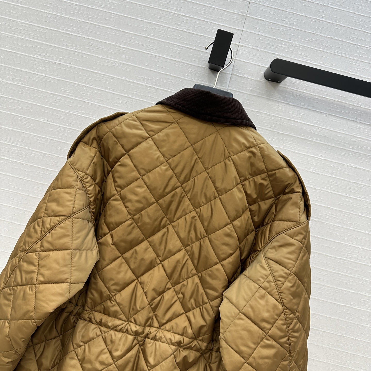 强烈推荐❤️Pr*新品菱形绗缝夹棉中长款外套，经典金属三角标低调又时髦！灯芯绒翻领拼接抽绳调节H版型演绎