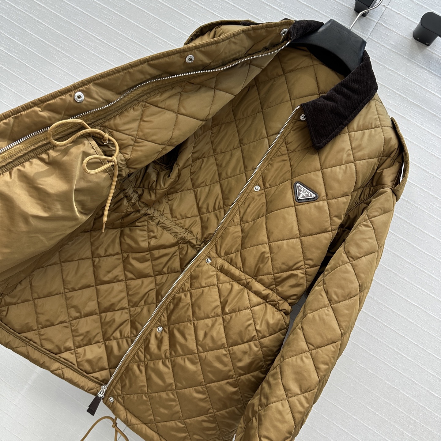 强烈推荐❤️Pr*新品菱形绗缝夹棉中长款外套，经典金属三角标低调又时髦！灯芯绒翻领拼接抽绳调节H版型演绎