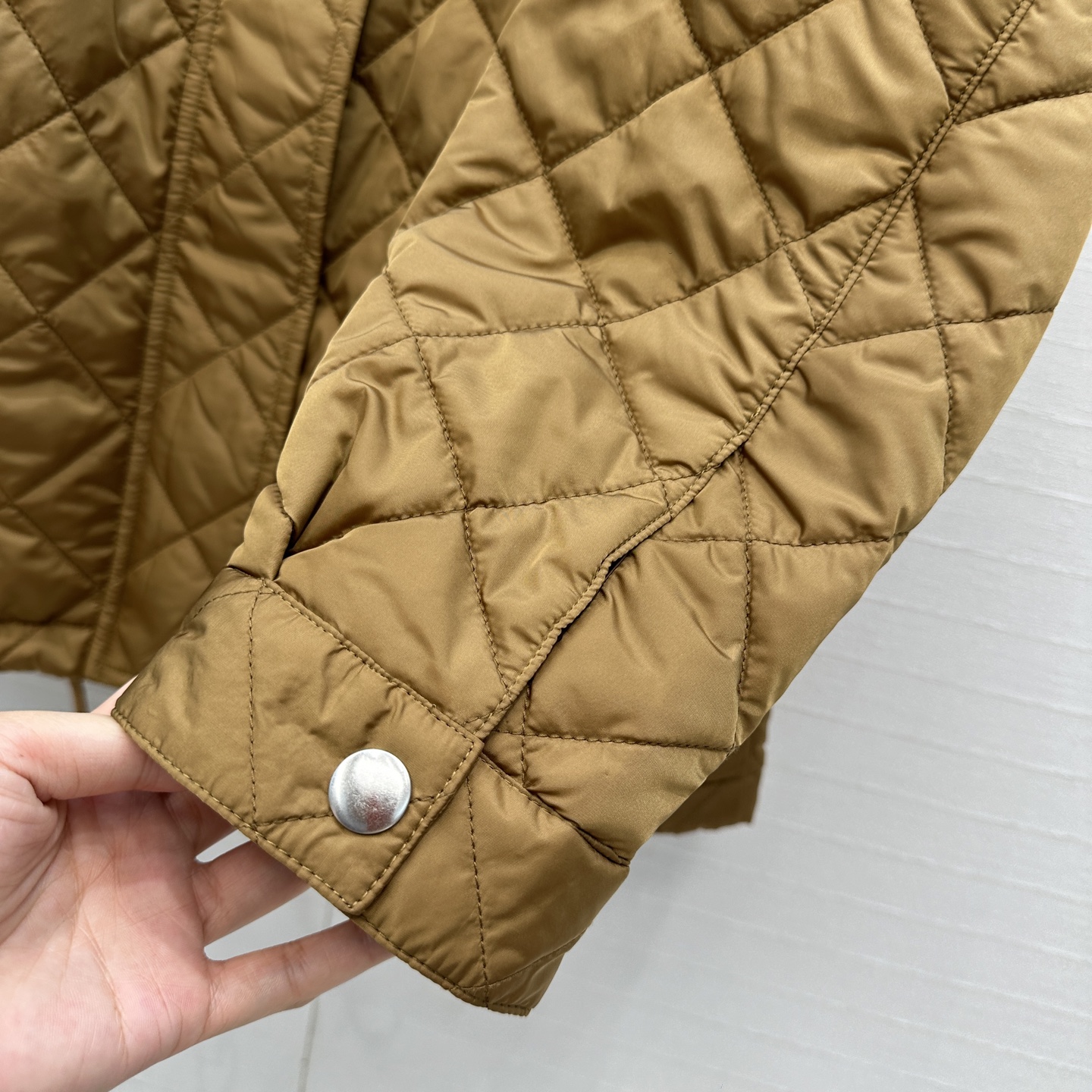 强烈推荐❤️Pr*新品菱形绗缝夹棉中长款外套，经典金属三角标低调又时髦！灯芯绒翻领拼接抽绳调节H版型演绎