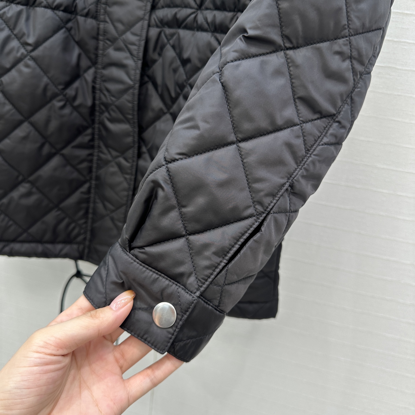 强烈推荐❤️Pr*新品菱形绗缝夹棉中长款外套，经典金属三角标低调又时髦！灯芯绒翻领拼接抽绳调节H版型演绎