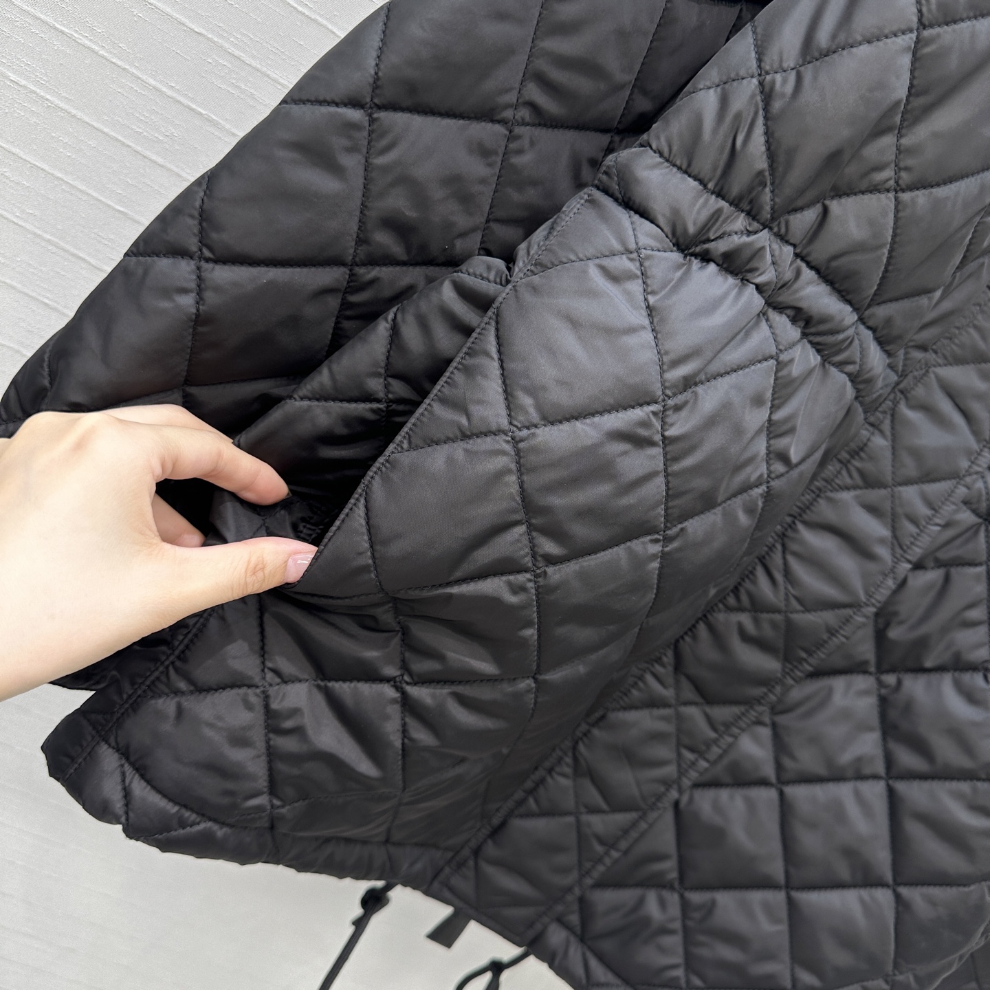 强烈推荐❤️Pr*新品菱形绗缝夹棉中长款外套，经典金属三角标低调又时髦！灯芯绒翻领拼接抽绳调节H版型演绎