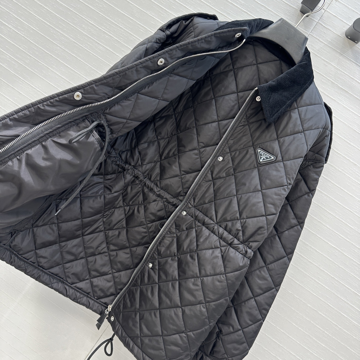 强烈推荐❤️Pr*新品菱形绗缝夹棉中长款外套，经典金属三角标低调又时髦！灯芯绒翻领拼接抽绳调节H版型演绎