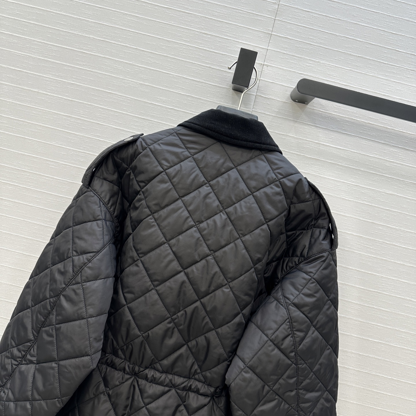 强烈推荐❤️Pr*新品菱形绗缝夹棉中长款外套，经典金属三角标低调又时髦！灯芯绒翻领拼接抽绳调节H版型演绎