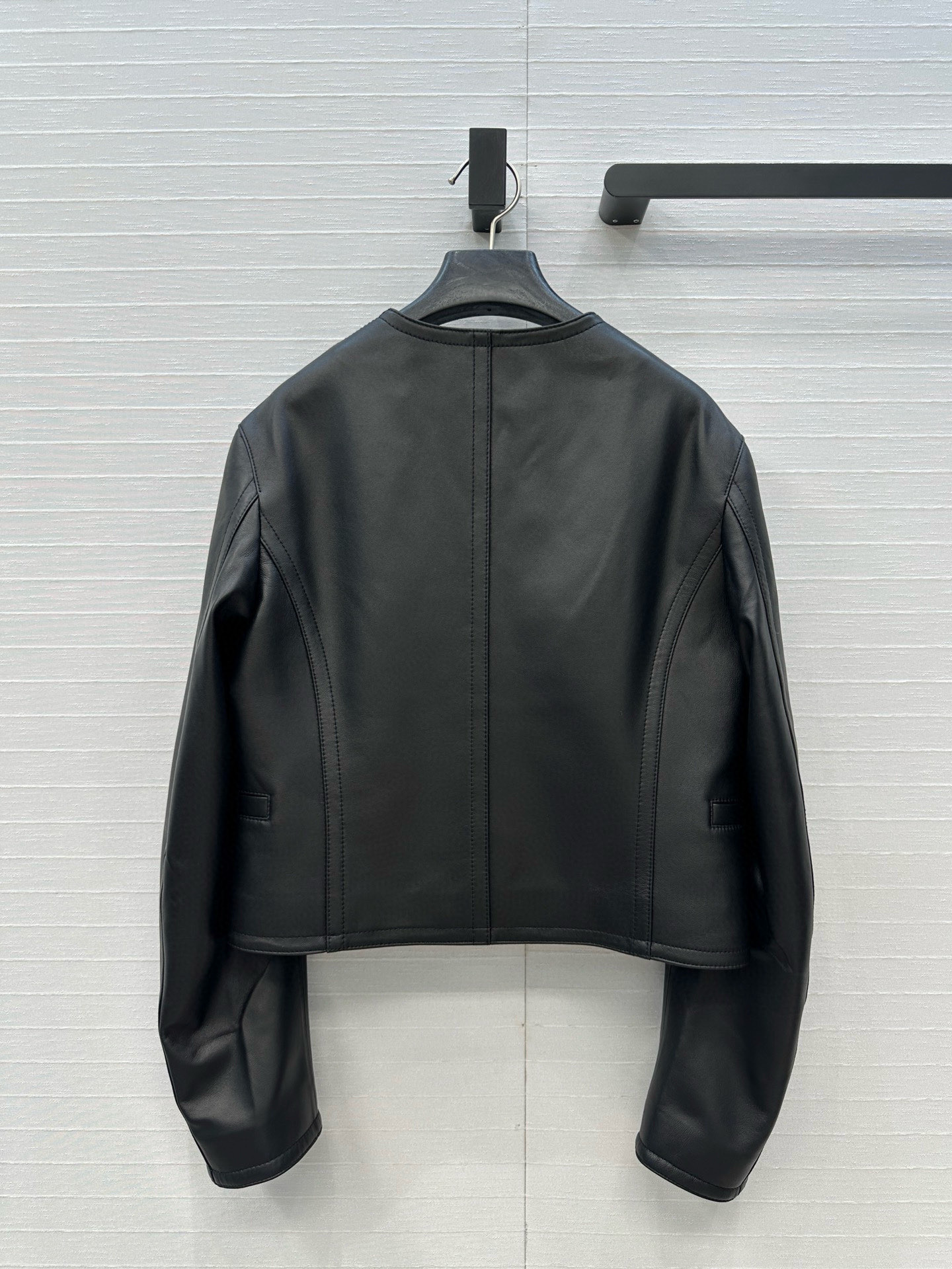 独家首发！高端原单❤️Alai*25新品羊皮弯刀袖开领夹克小外套！极简主义立体弧形剪裁小短款版型百搭不挑