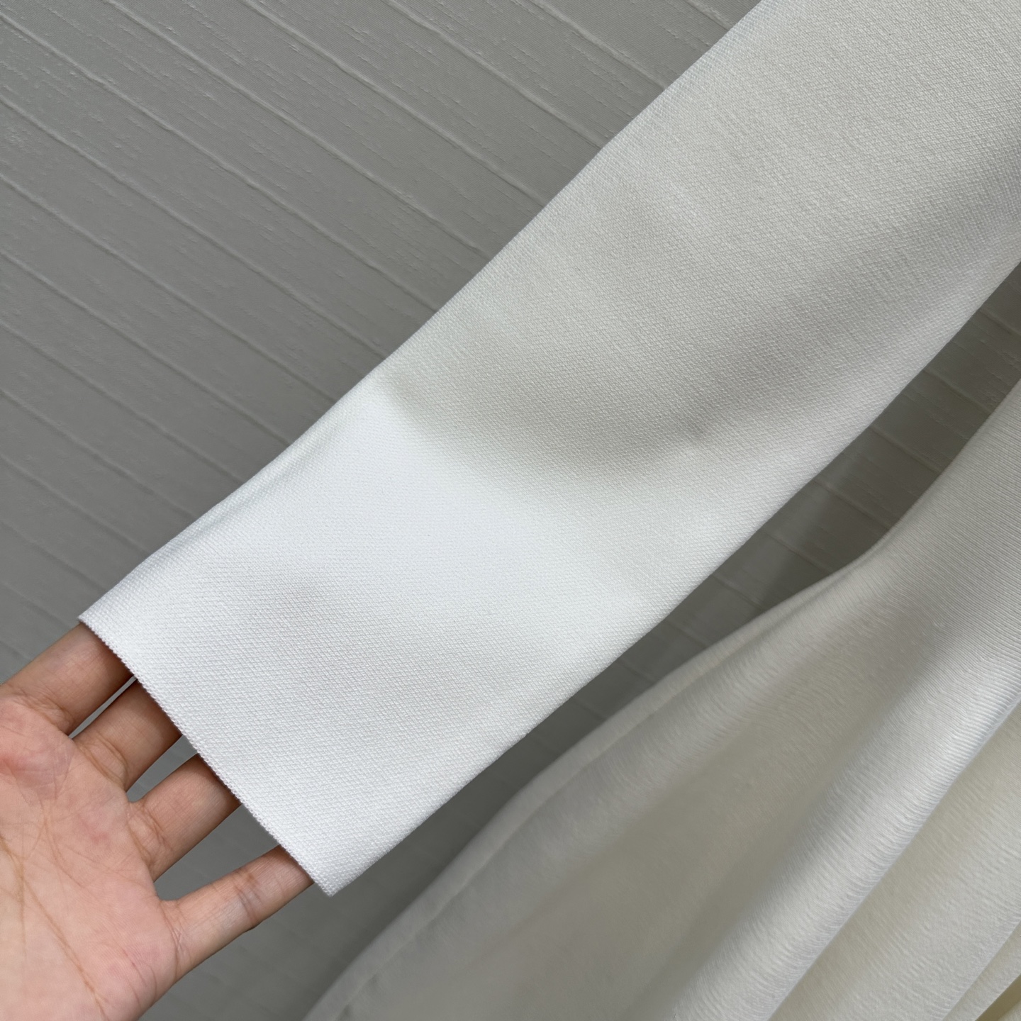 强烈推荐❤️Alai*25新品，镂空雕花V领针织连衣裙，收腰立体蓬蓬裙摆设计版型上身俏皮优雅的调调。气质