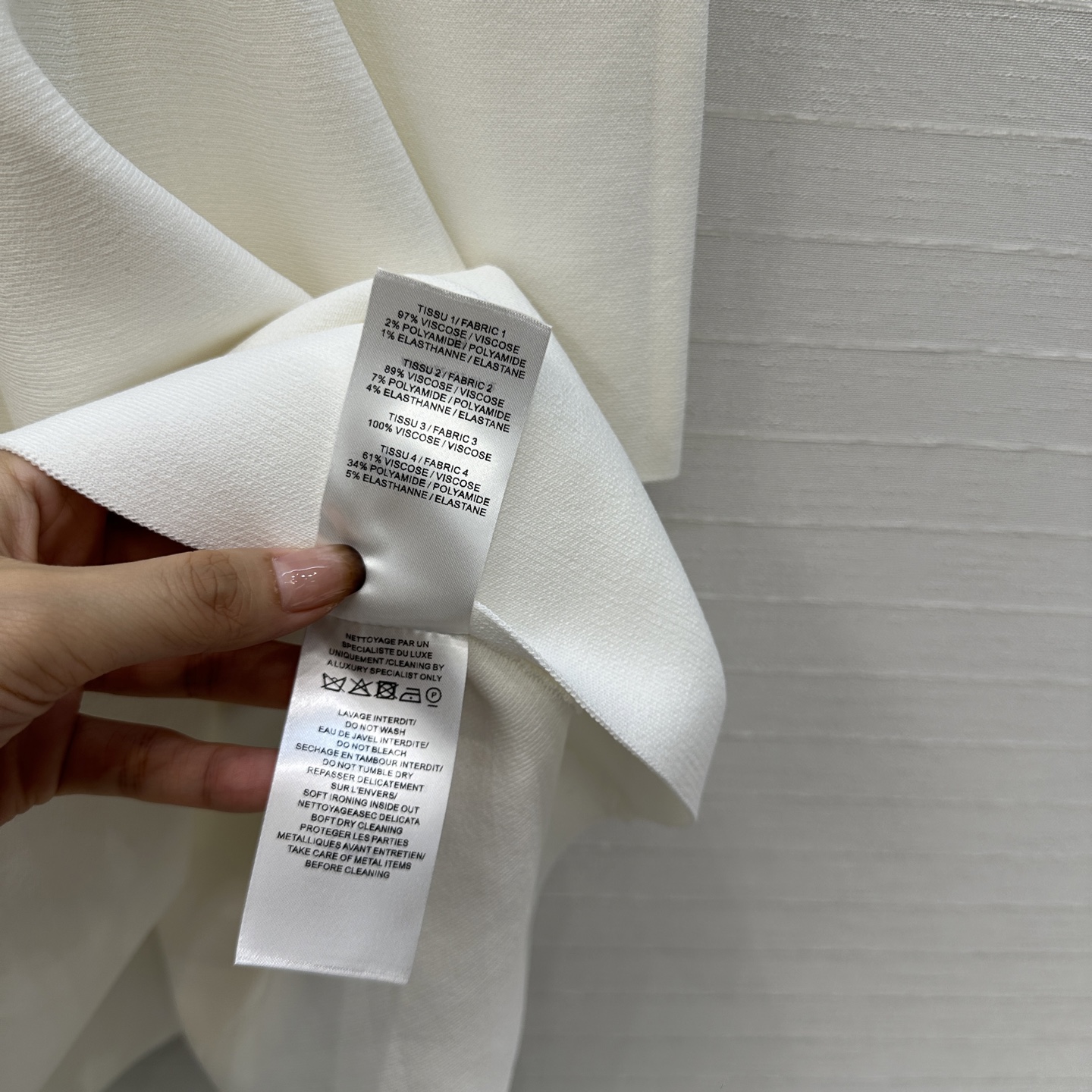 强烈推荐❤️Alai*25新品，镂空雕花V领针织连衣裙，收腰立体蓬蓬裙摆设计版型上身俏皮优雅的调调。气质