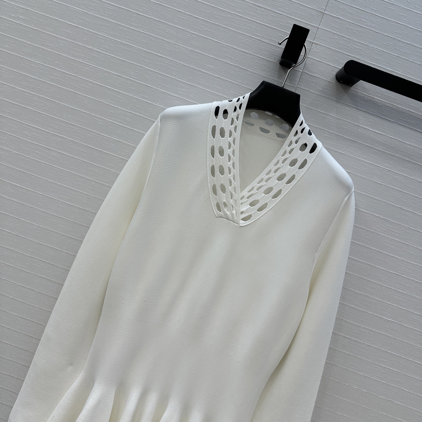 强烈推荐❤️Alai*25新品，镂空雕花V领针织连衣裙，收腰立体蓬蓬裙摆设计版型上身俏皮优雅的调调。气质