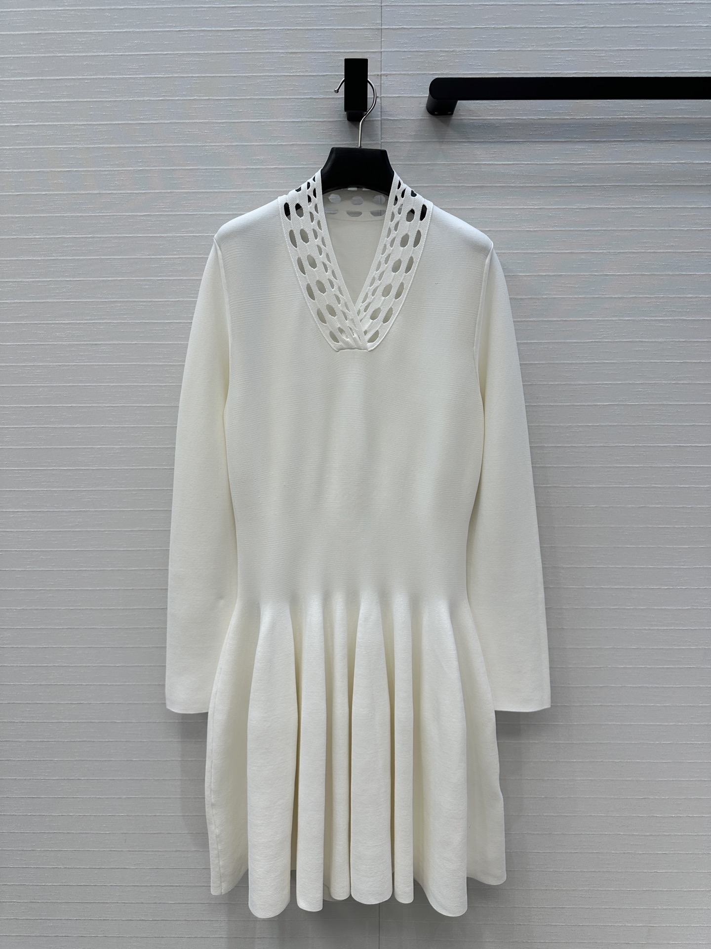 强烈推荐❤️Alai*25新品，镂空雕花V领针织连衣裙，收腰立体蓬蓬裙摆设计版型上身俏皮优雅的调调。气质