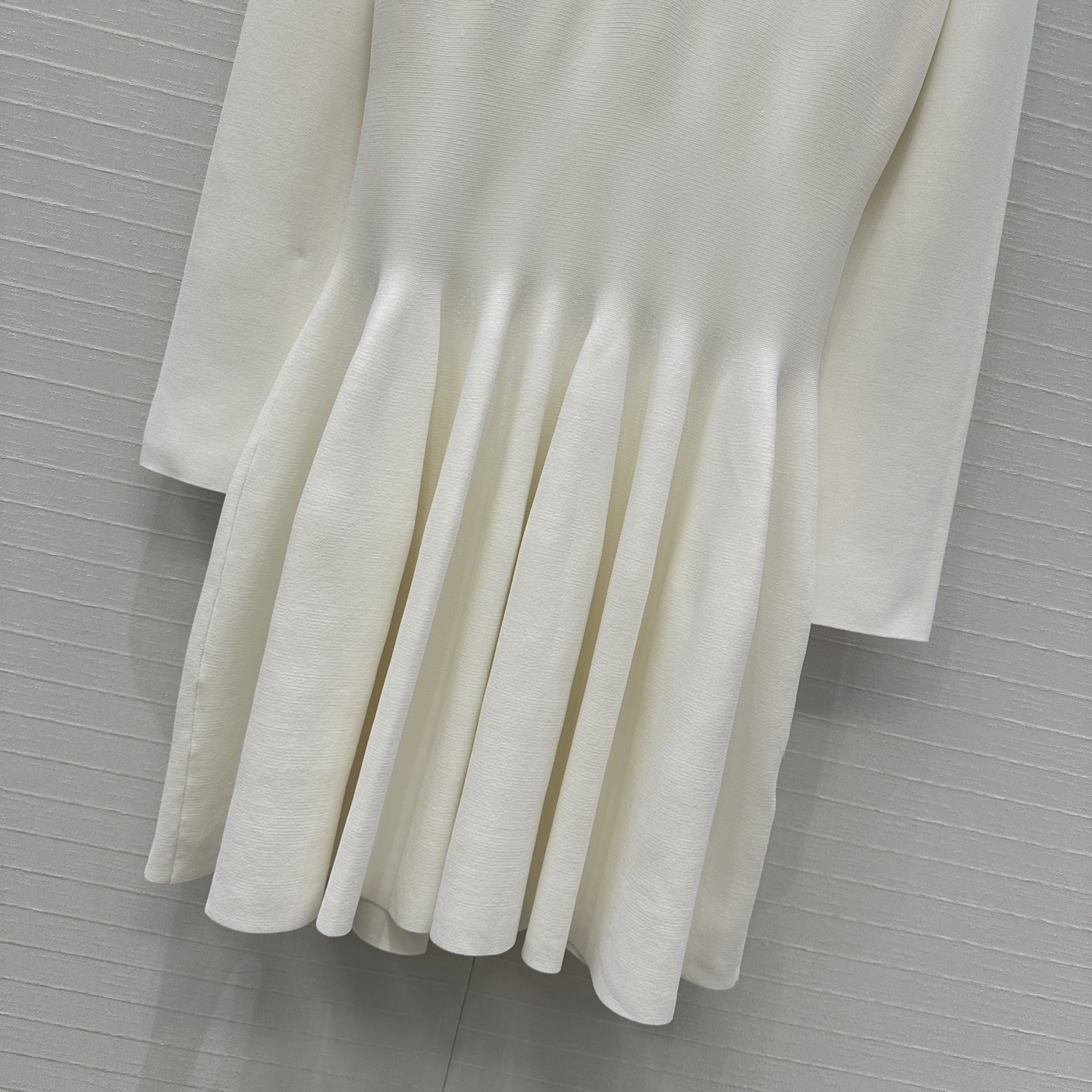 强烈推荐❤️Alai*25新品，镂空雕花V领针织连衣裙，收腰立体蓬蓬裙摆设计版型上身俏皮优雅的调调。气质