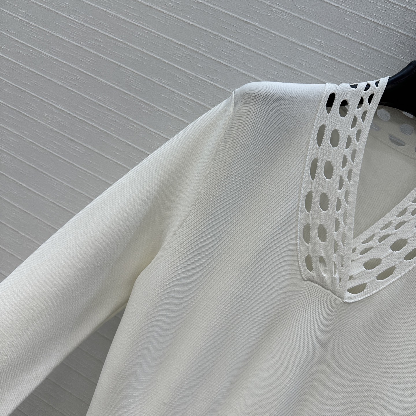 强烈推荐❤️Alai*25新品，镂空雕花V领针织连衣裙，收腰立体蓬蓬裙摆设计版型上身俏皮优雅的调调。气质