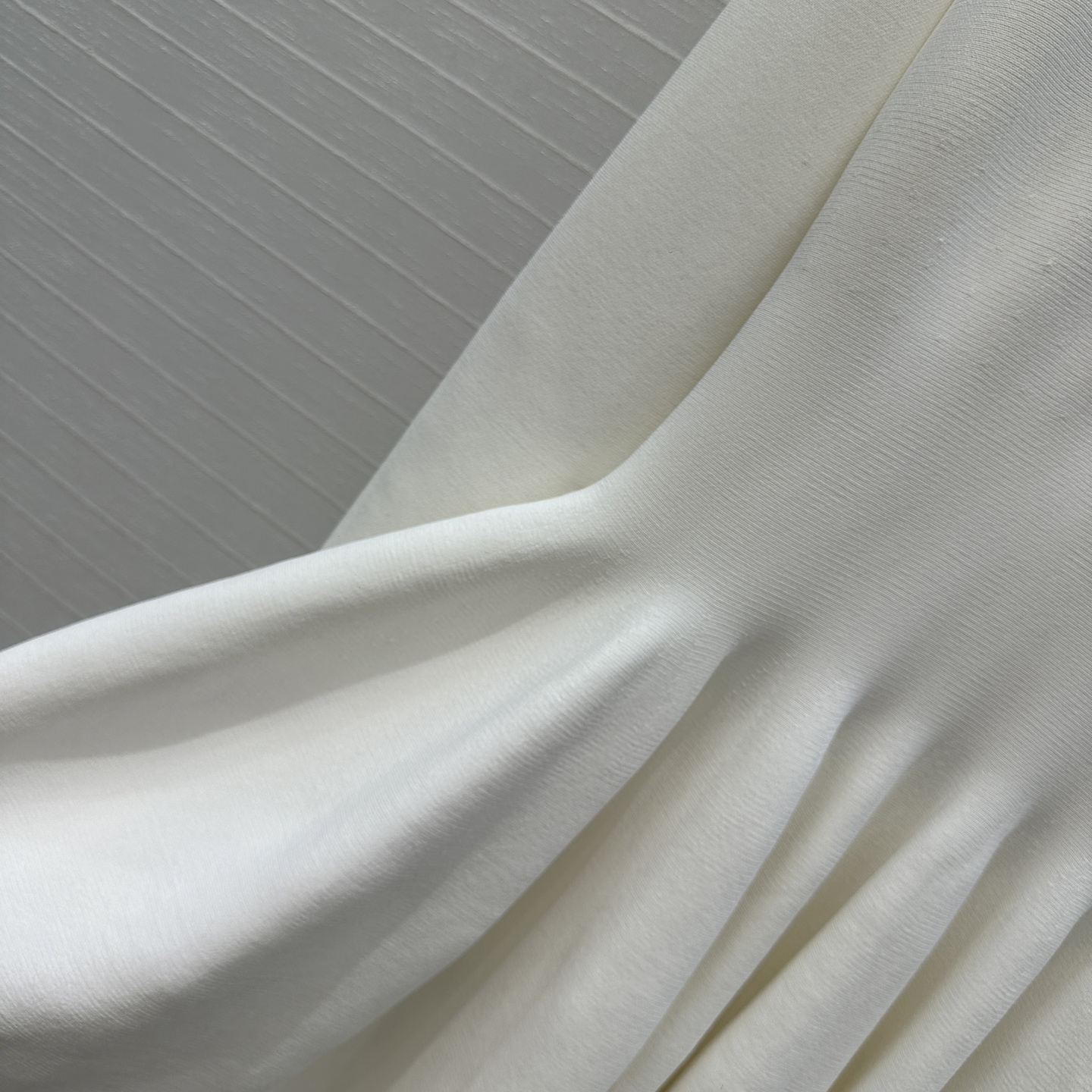 强烈推荐❤️Alai*25新品，镂空雕花V领针织连衣裙，收腰立体蓬蓬裙摆设计版型上身俏皮优雅的调调。气质