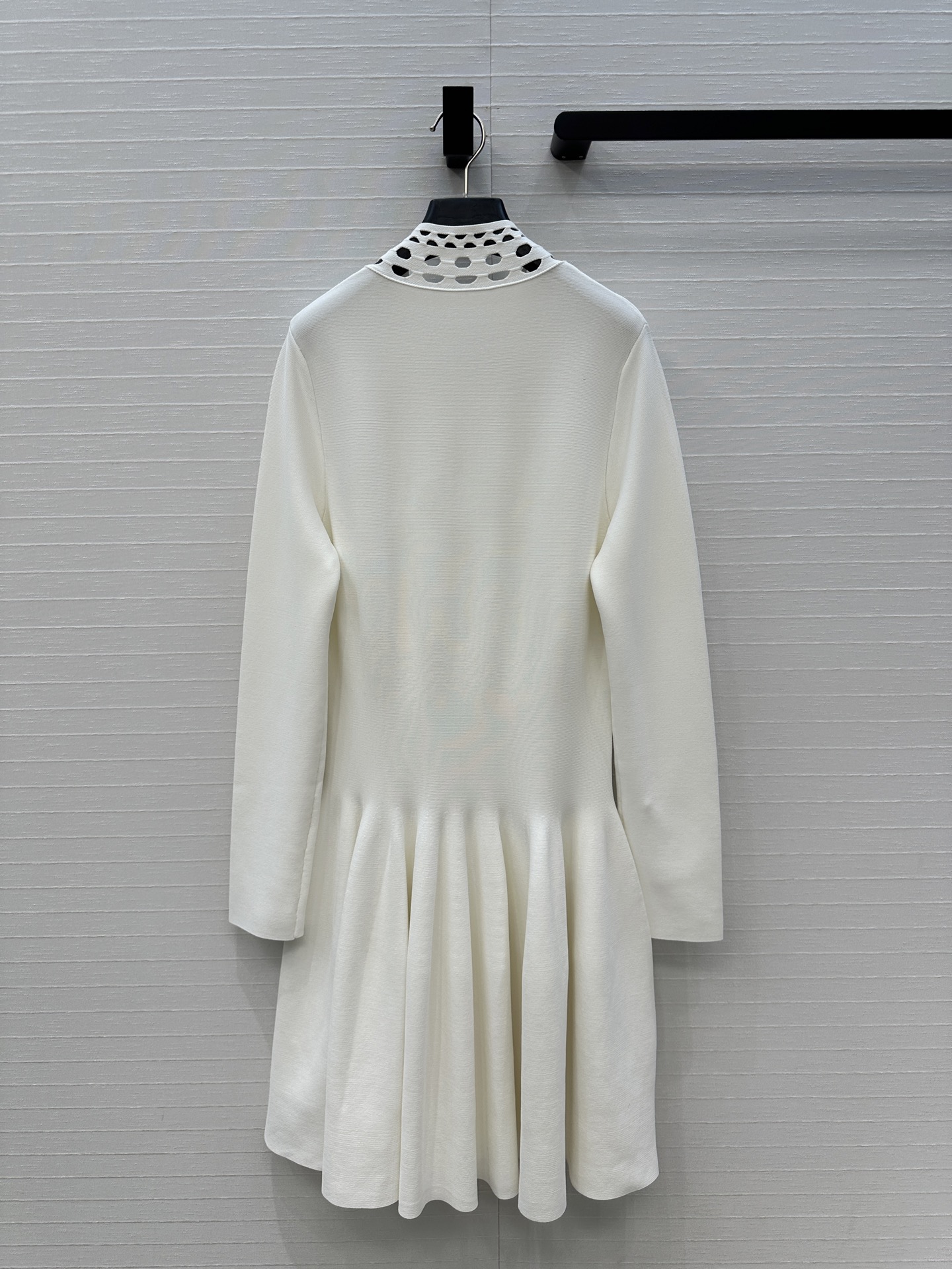 强烈推荐❤️Alai*25新品，镂空雕花V领针织连衣裙，收腰立体蓬蓬裙摆设计版型上身俏皮优雅的调调。气质