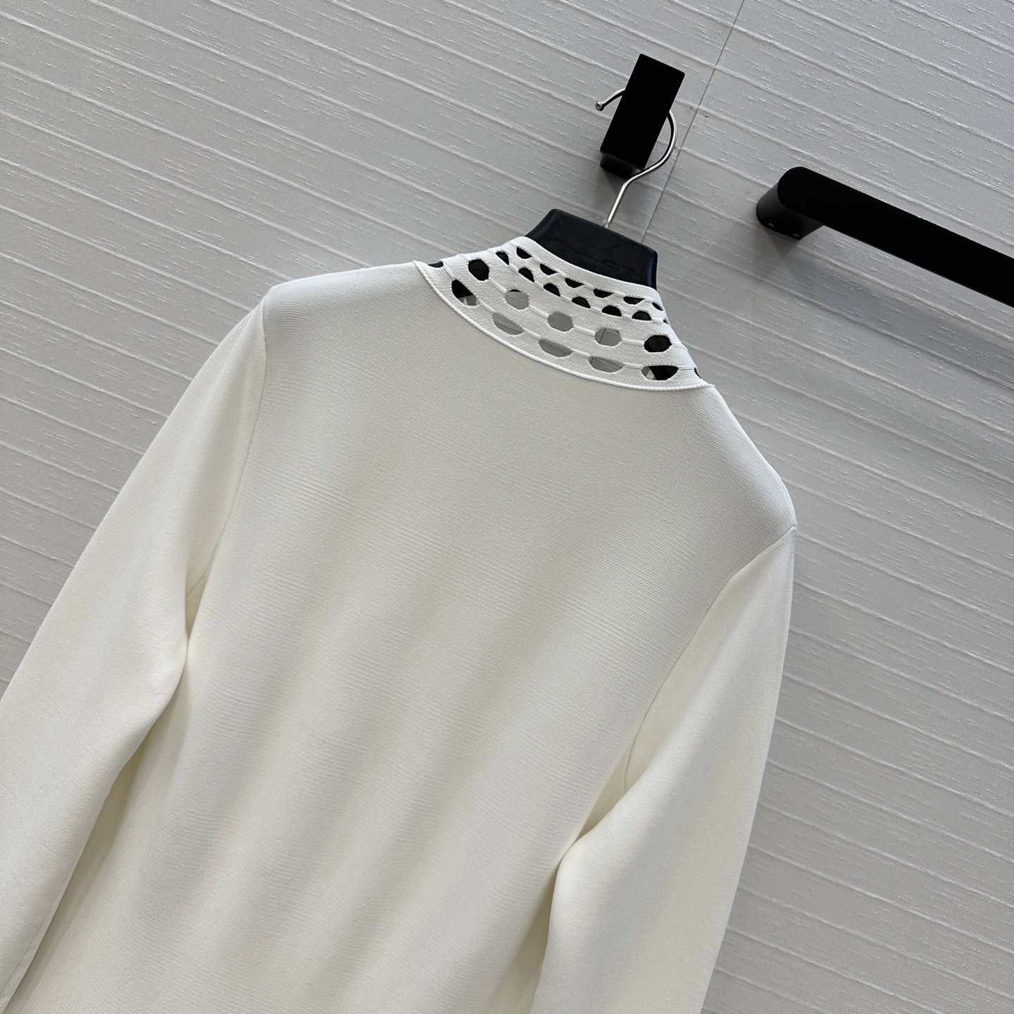 强烈推荐❤️Alai*25新品，镂空雕花V领针织连衣裙，收腰立体蓬蓬裙摆设计版型上身俏皮优雅的调调。气质