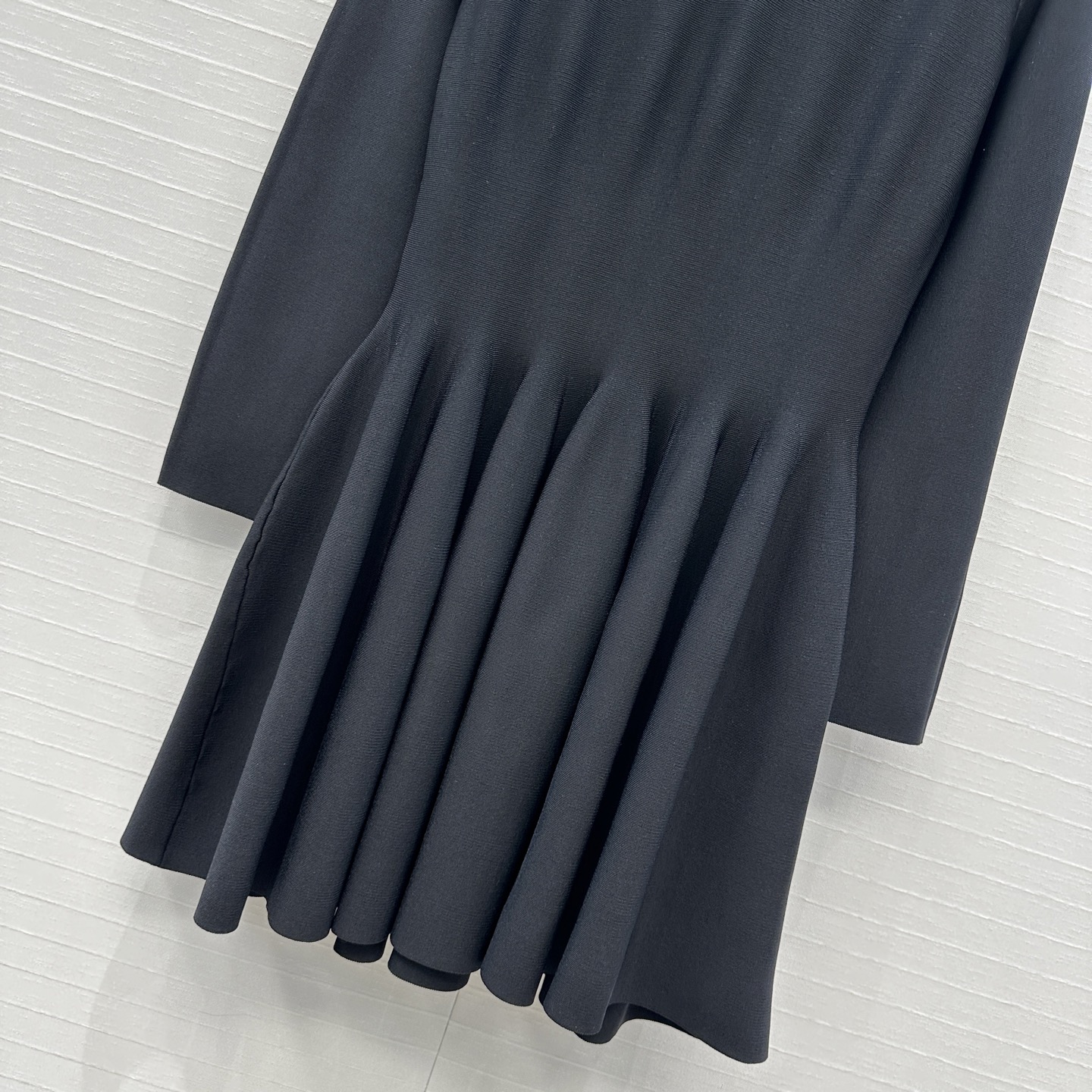 强烈推荐❤️Alai*25新品，镂空雕花V领针织连衣裙，收腰立体蓬蓬裙摆设计版型上身俏皮优雅的调调。气质