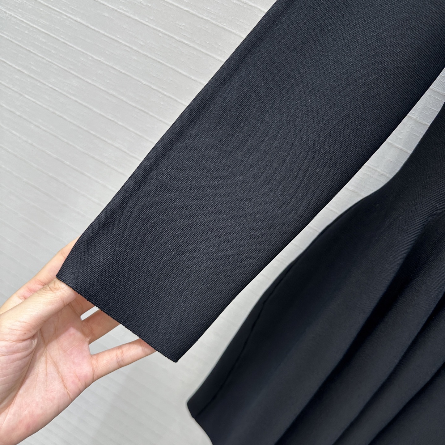 强烈推荐❤️Alai*25新品，镂空雕花V领针织连衣裙，收腰立体蓬蓬裙摆设计版型上身俏皮优雅的调调。气质