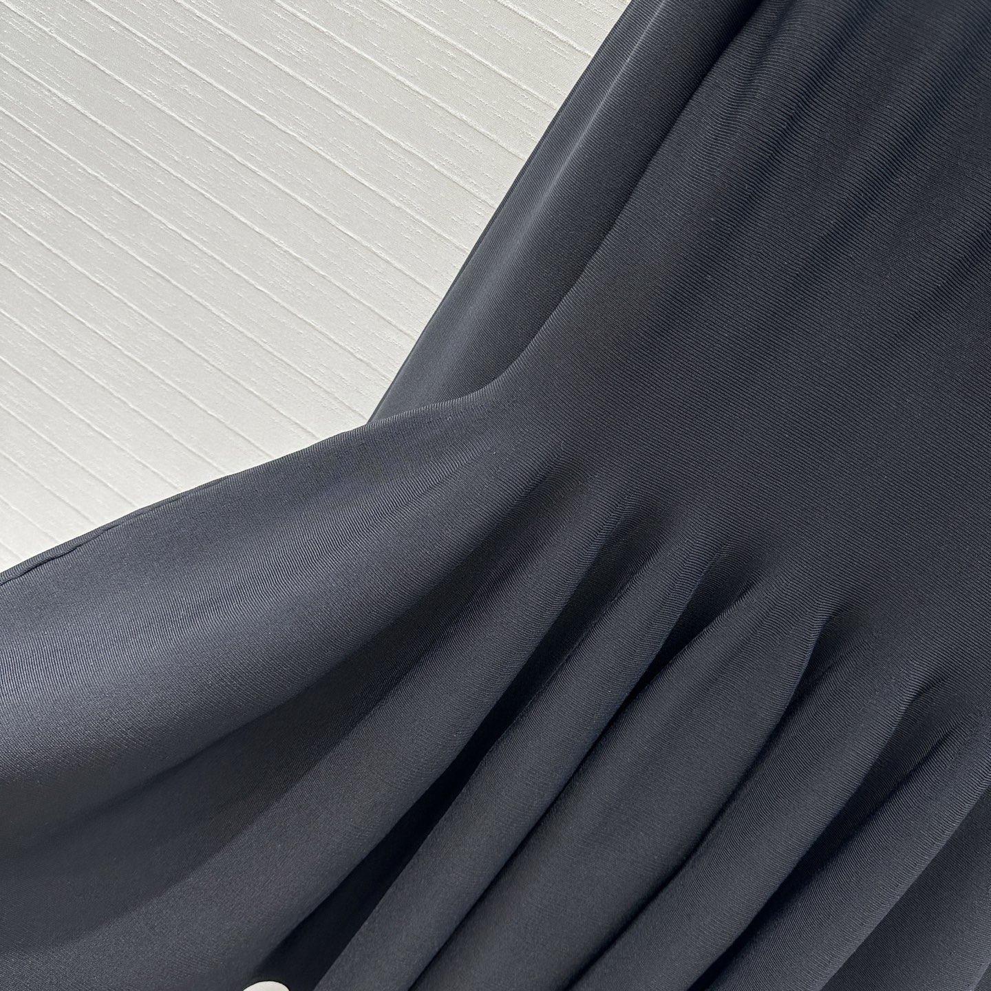 强烈推荐❤️Alai*25新品，镂空雕花V领针织连衣裙，收腰立体蓬蓬裙摆设计版型上身俏皮优雅的调调。气质