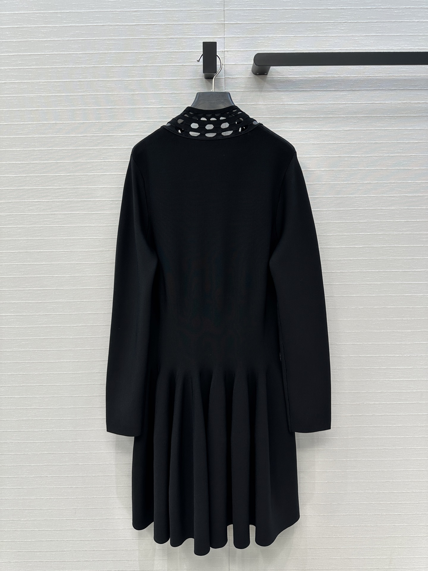 强烈推荐❤️Alai*25新品，镂空雕花V领针织连衣裙，收腰立体蓬蓬裙摆设计版型上身俏皮优雅的调调。气质