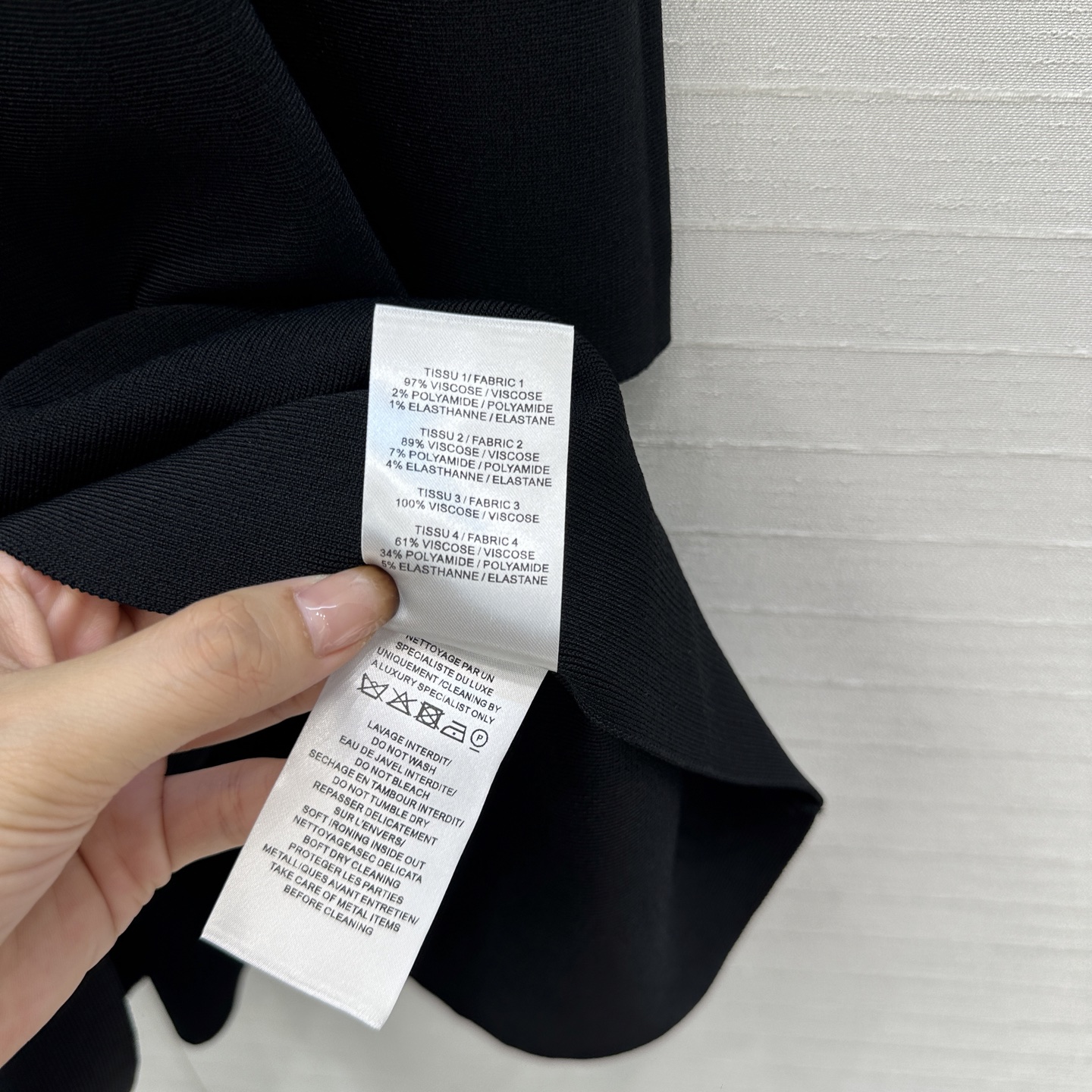 强烈推荐❤️Alai*25新品，镂空雕花V领针织连衣裙，收腰立体蓬蓬裙摆设计版型上身俏皮优雅的调调。气质